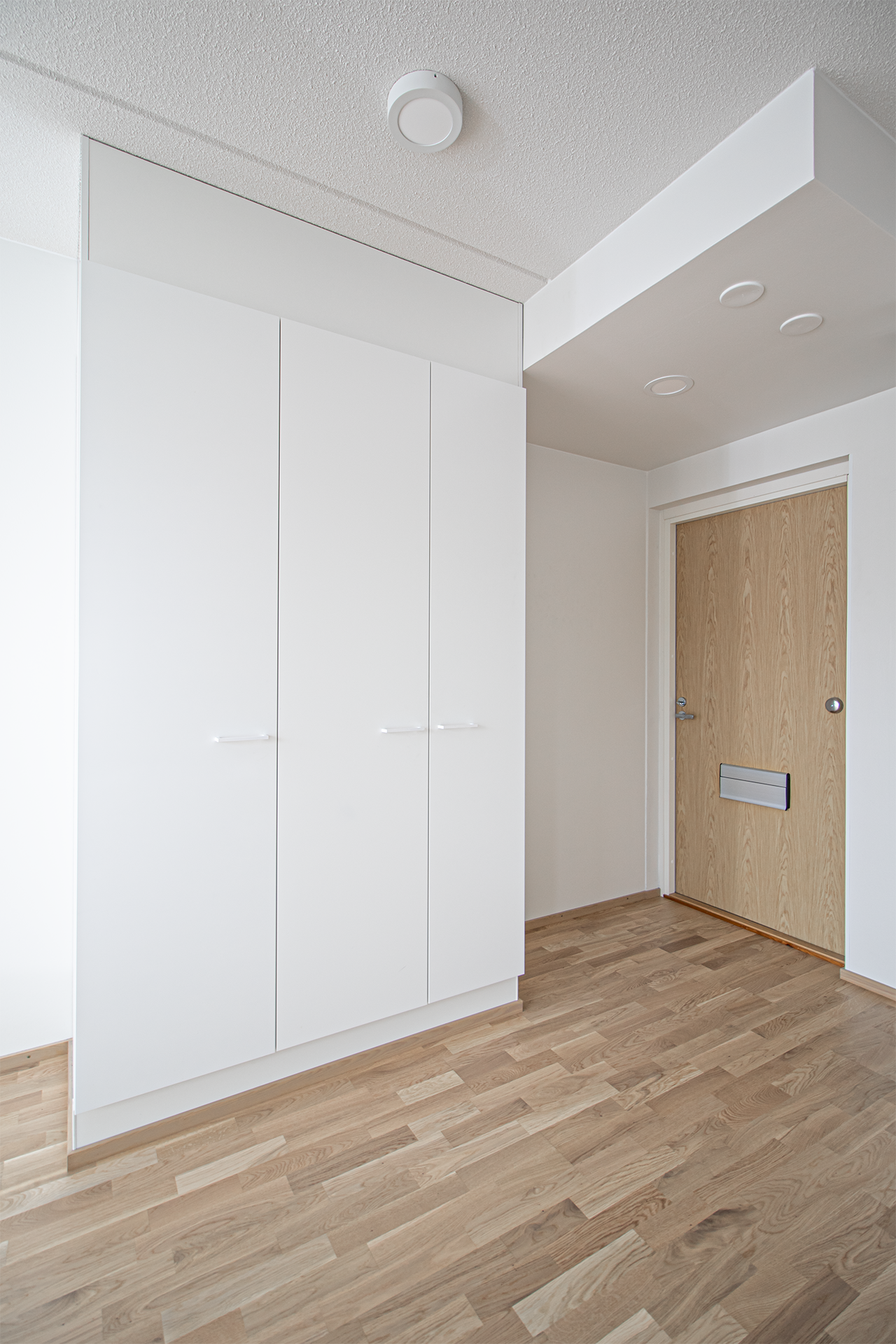 eteisessä hyvin kaappitilaa