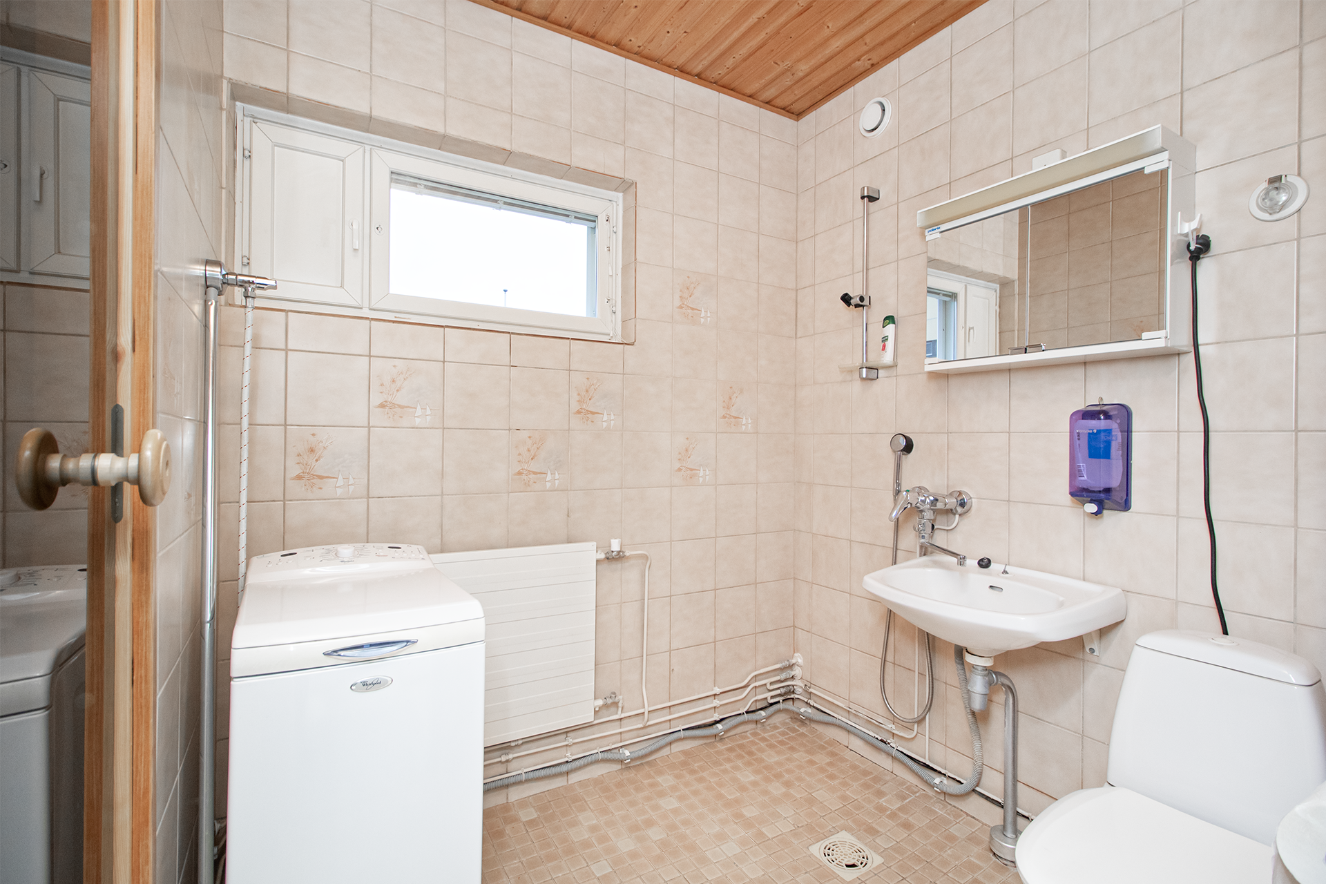 ikkunallinen pesuhuone