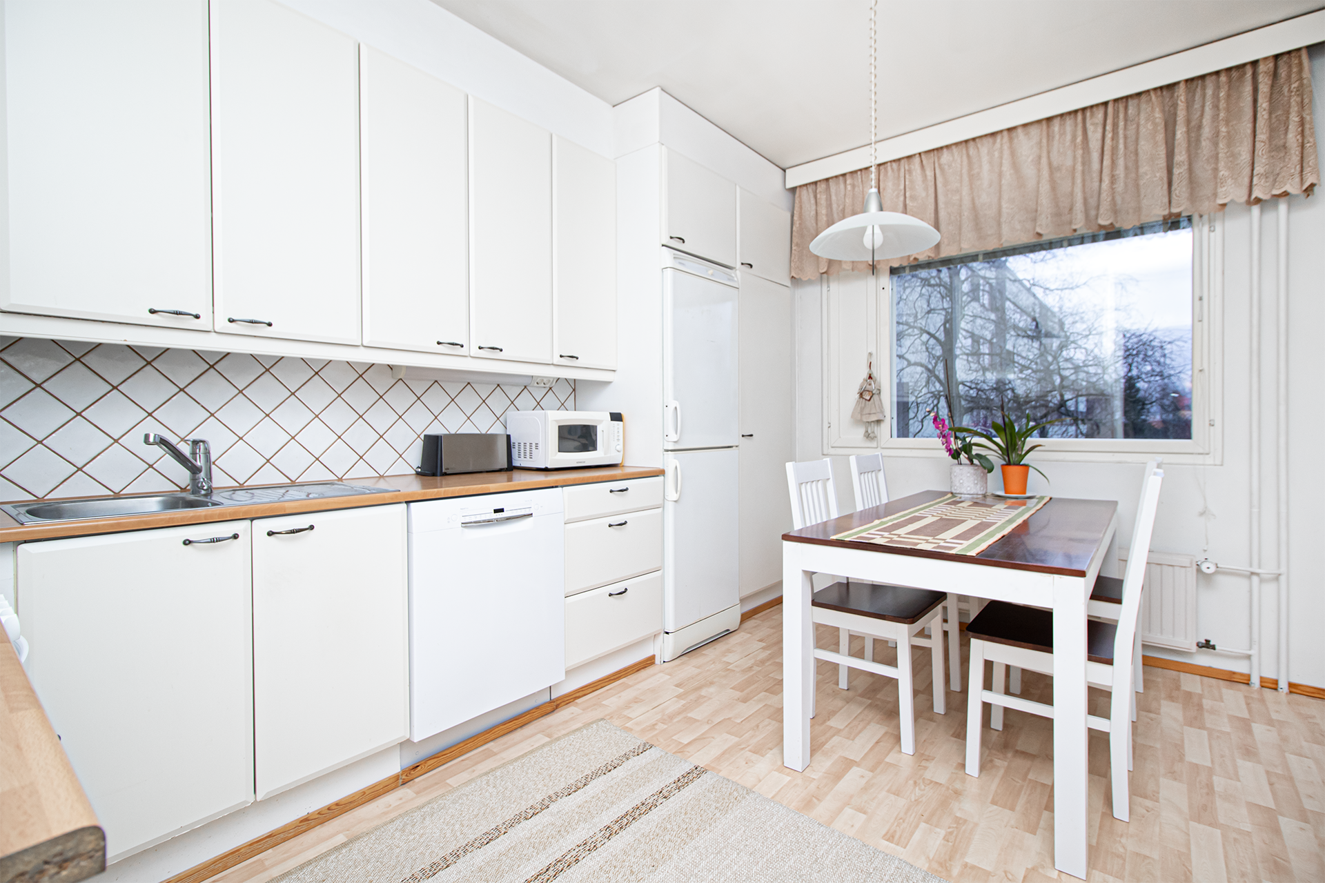 Keittiöön mahtuu isompikin pöytä