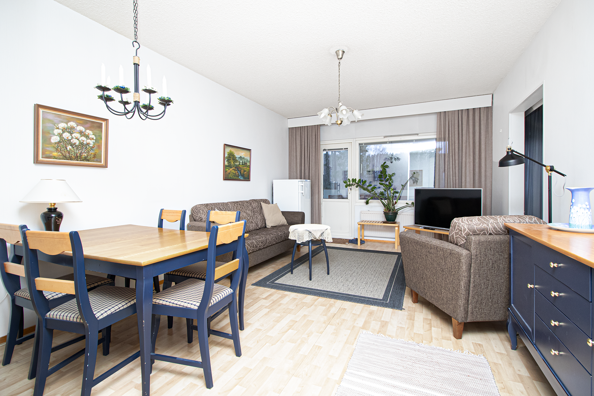 olohuoneesta käynti aurinkoiselle parvekkeelle 