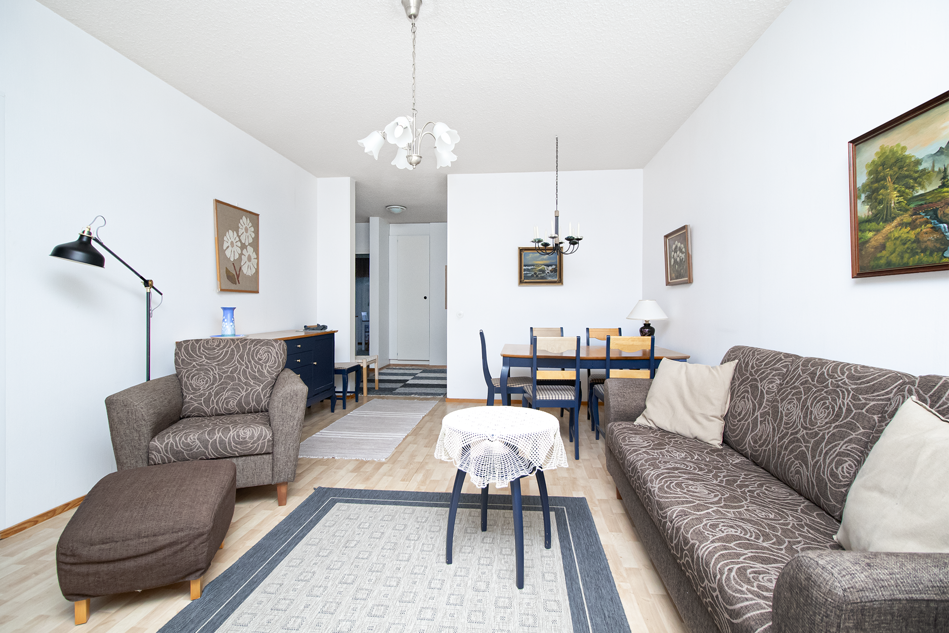 olohuoneessa on tilaa ja valoa