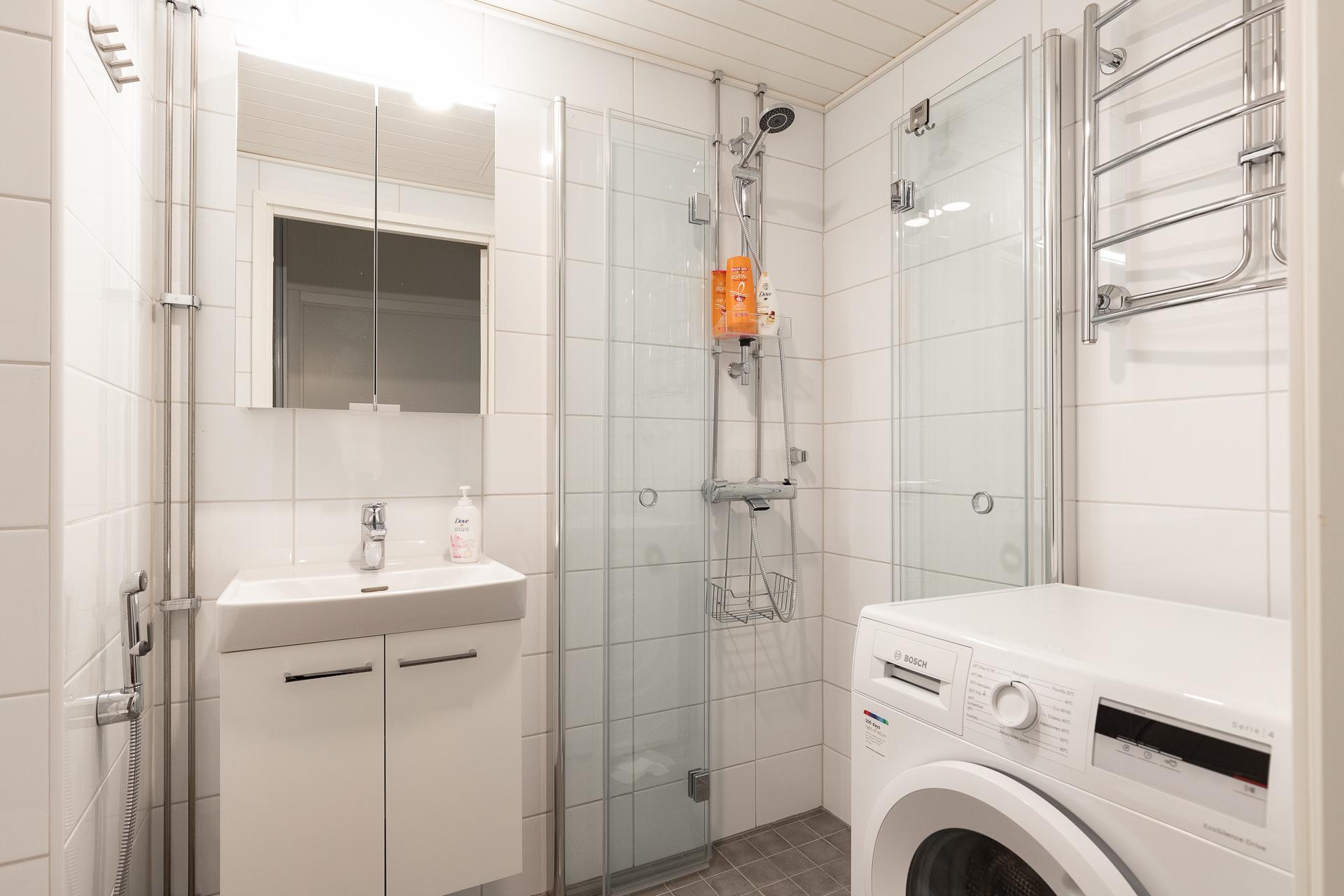 Kylpyhuoneeseen mahtuu hyvin pyykinpesukone