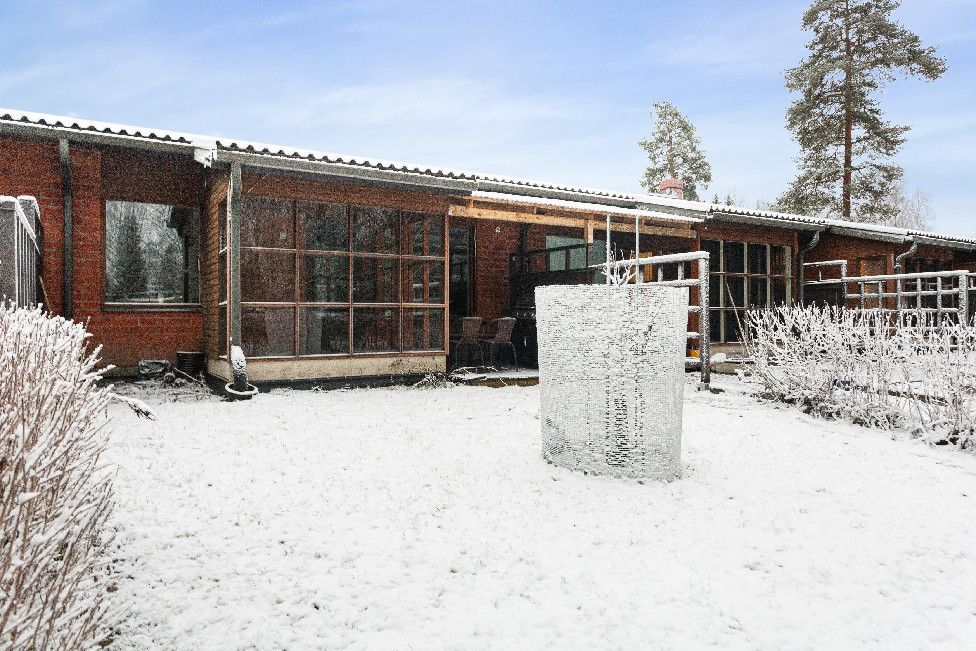 takapihalla lasitettu sekä katettu terassi