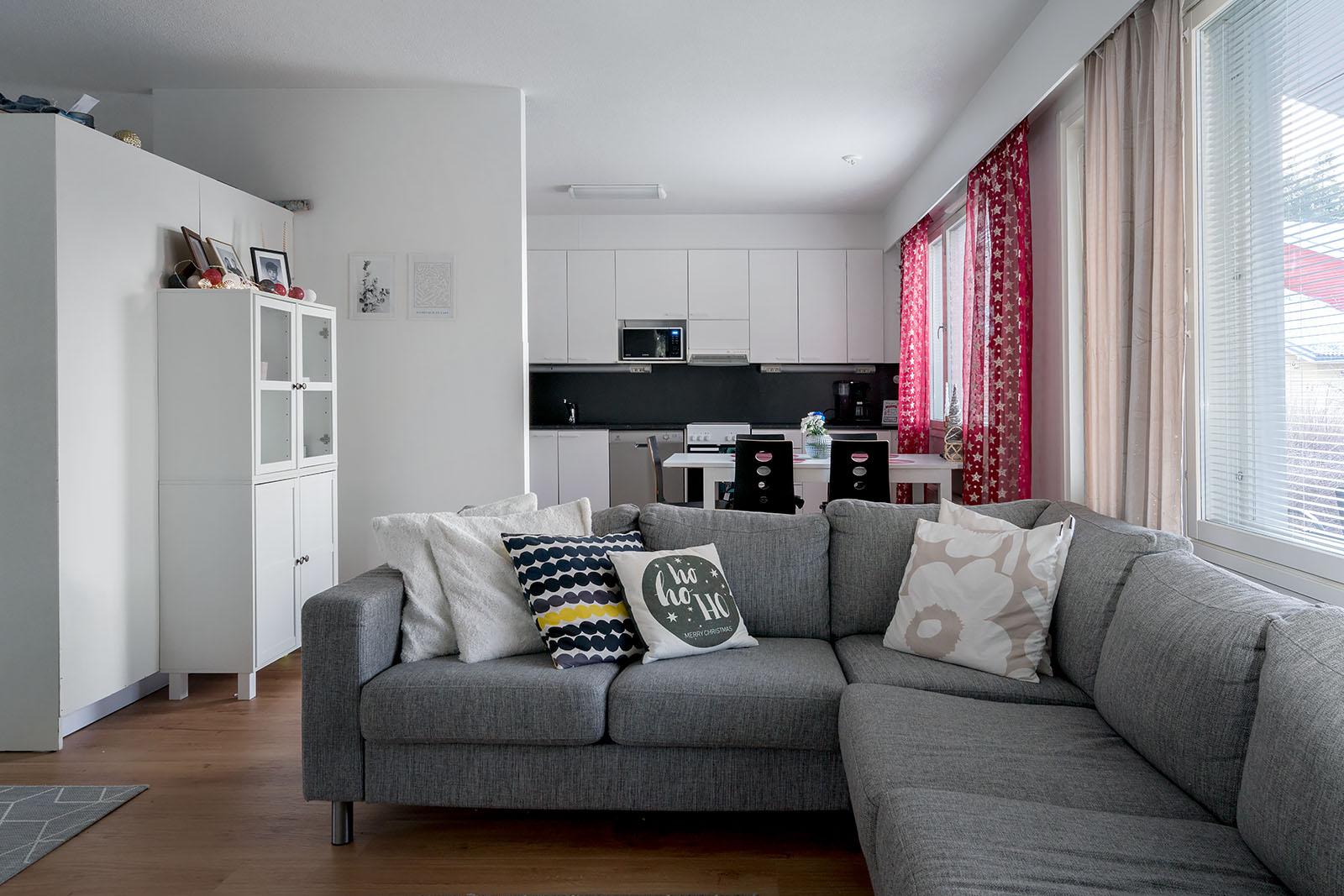 Olohuone ja keittiö toistensa yhteydessä