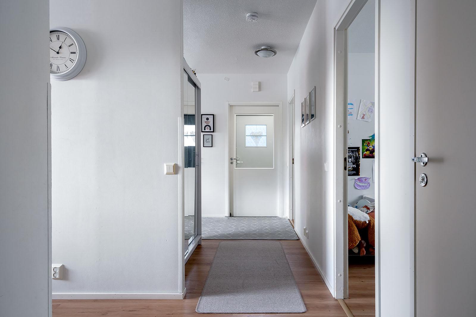 Säilytystilaa myös käytävän/aulan puolella