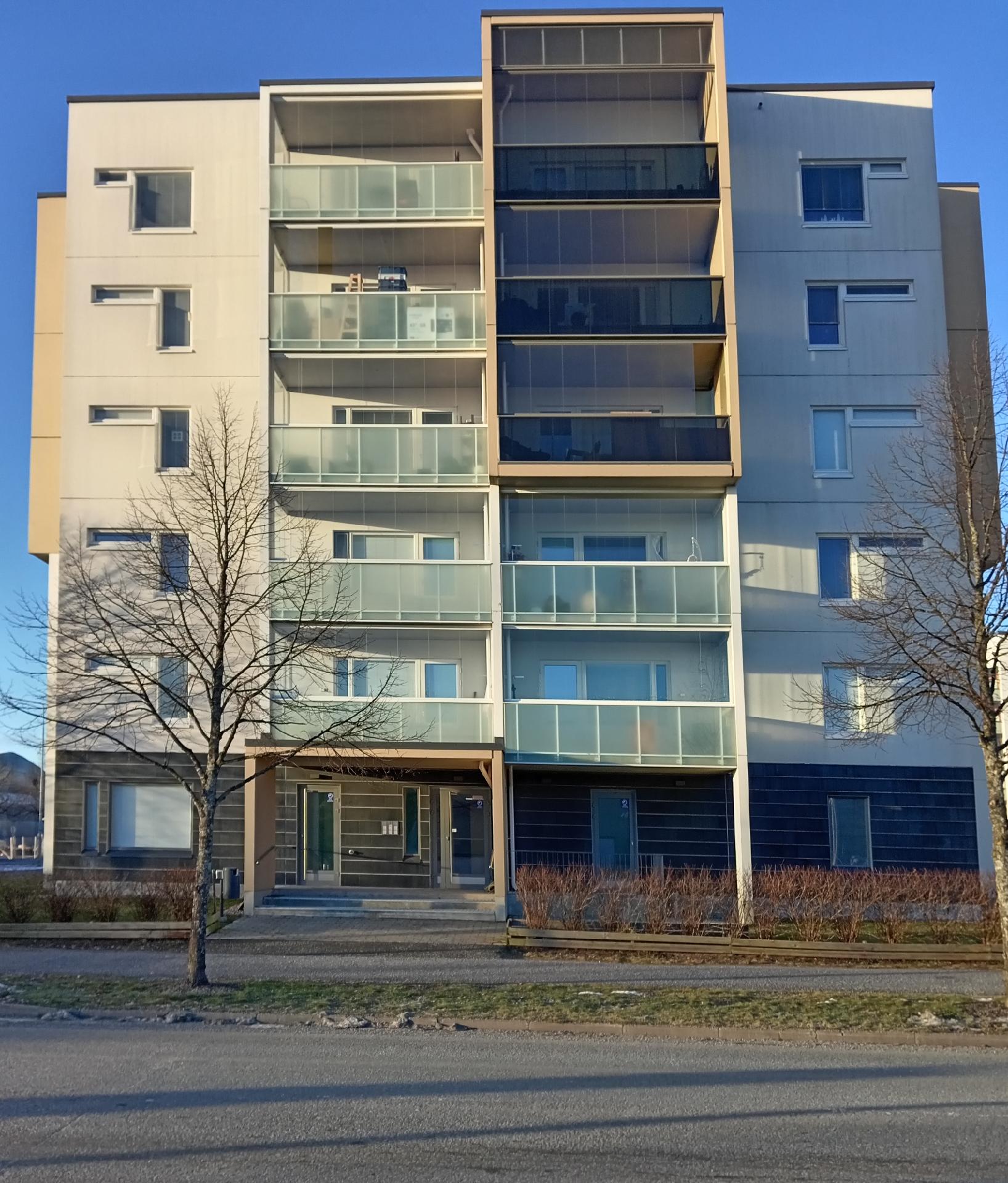 Julkisivu itään