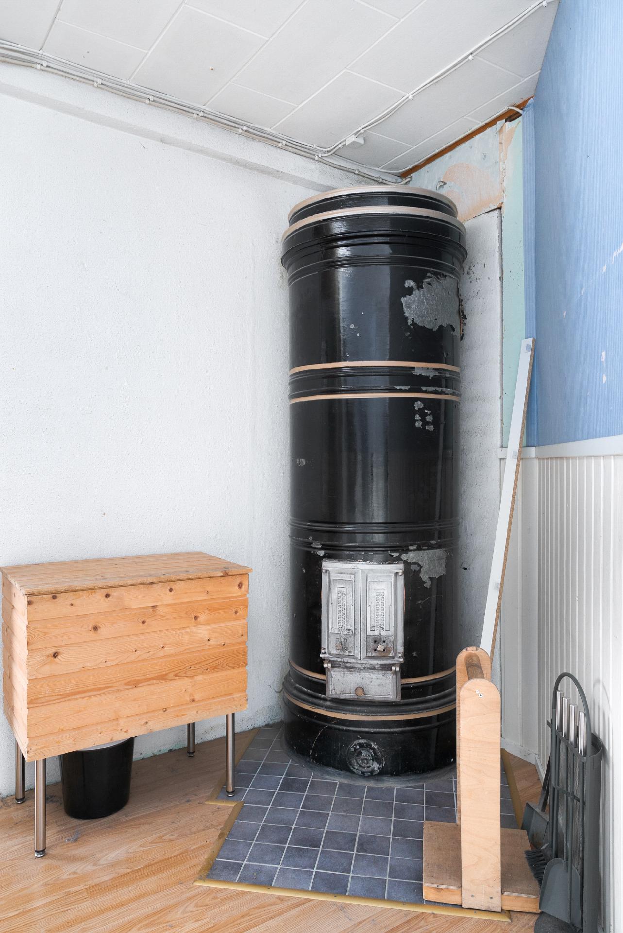 Makuuhuoneessa pönttöuuni