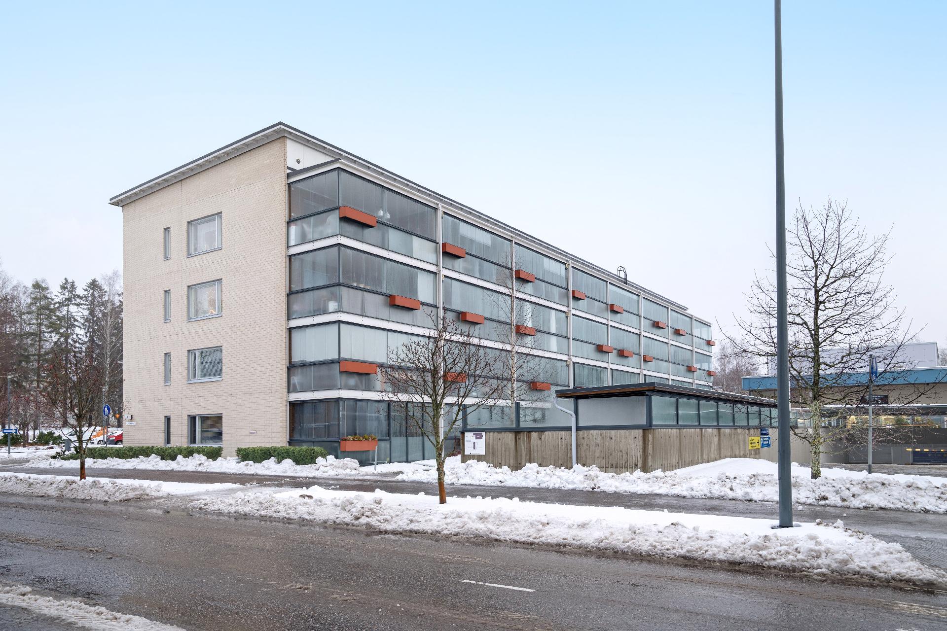 Uudempi talo Lähderannassa