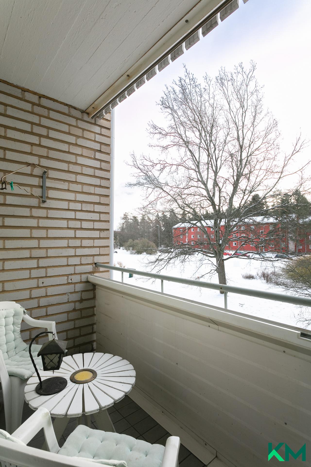 Parvekkeelta on kaunis puistonäkymä