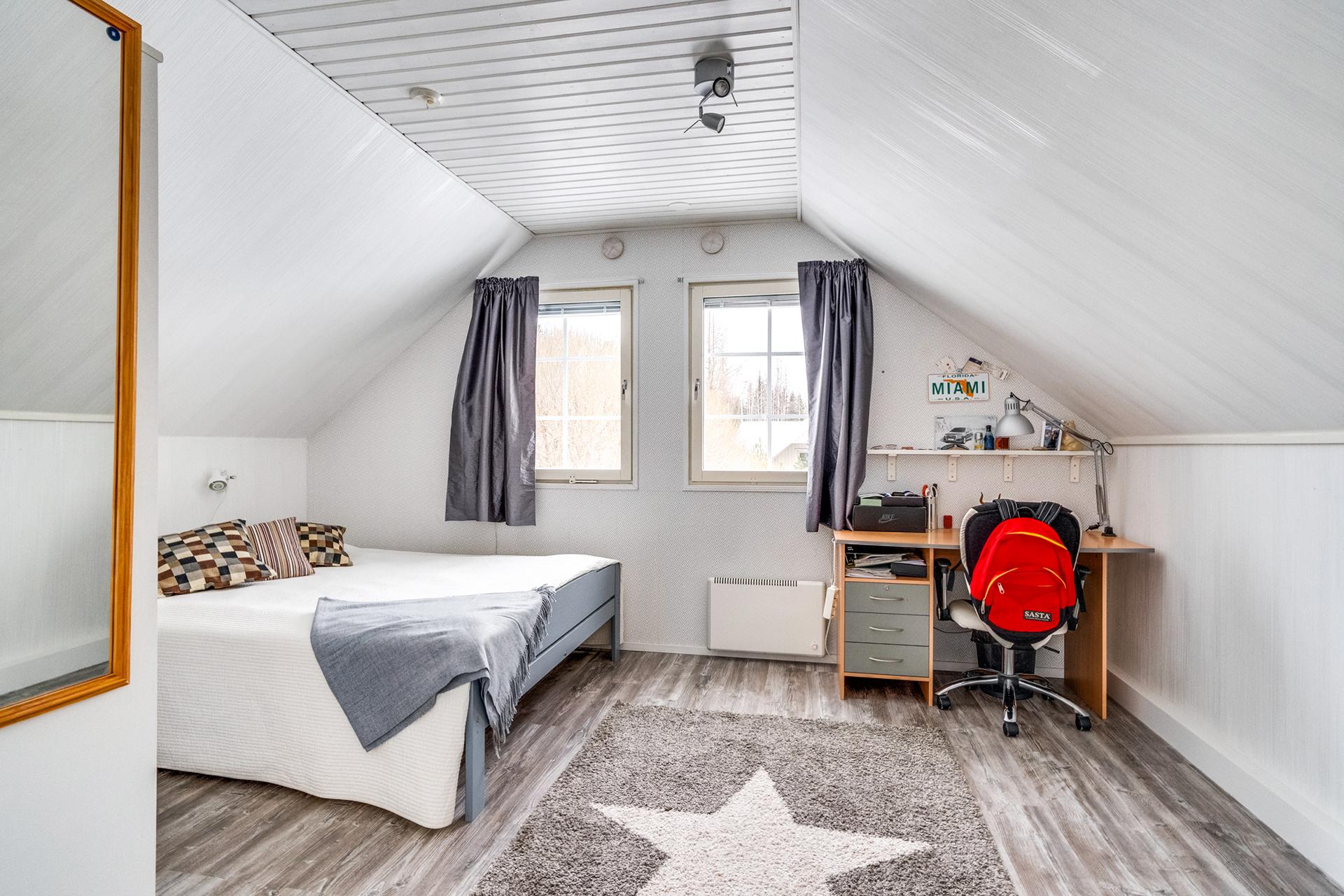 3 makuuhuone sijaitsee 2.krs.