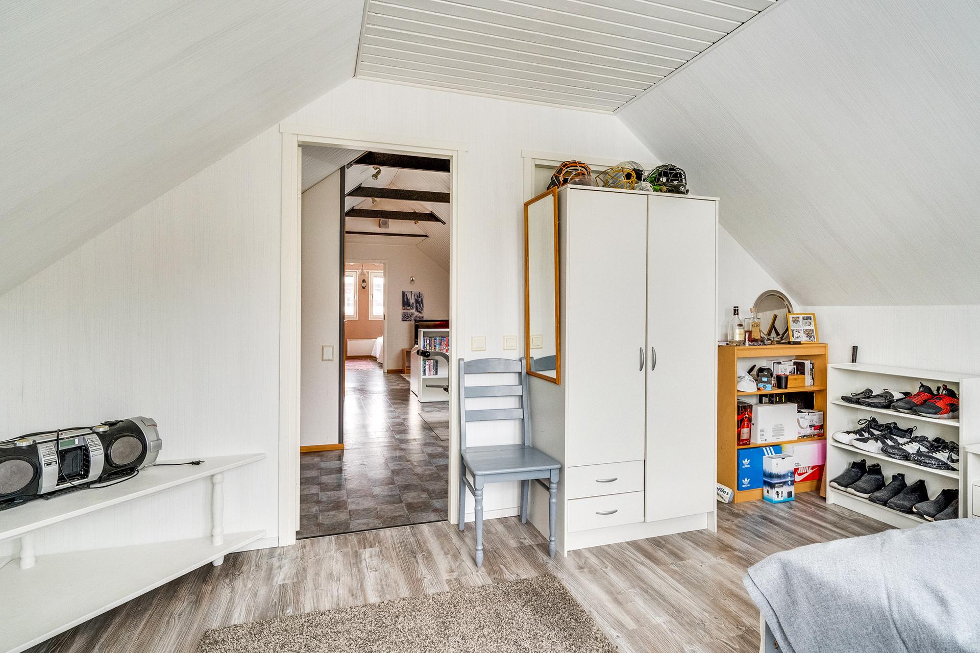 Tämä makuuhuone on ollut aiemmin kaksi huonetta.  