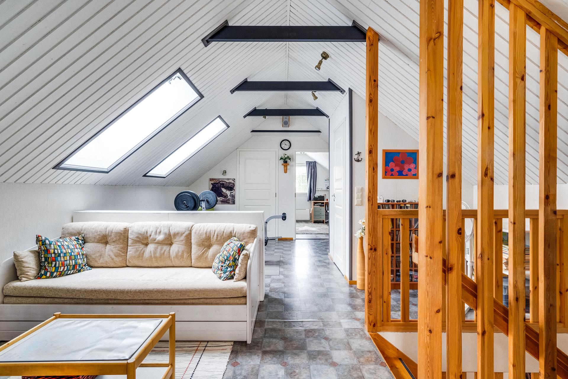 Yläkerran avara aulatila on monikäyttöinen. 