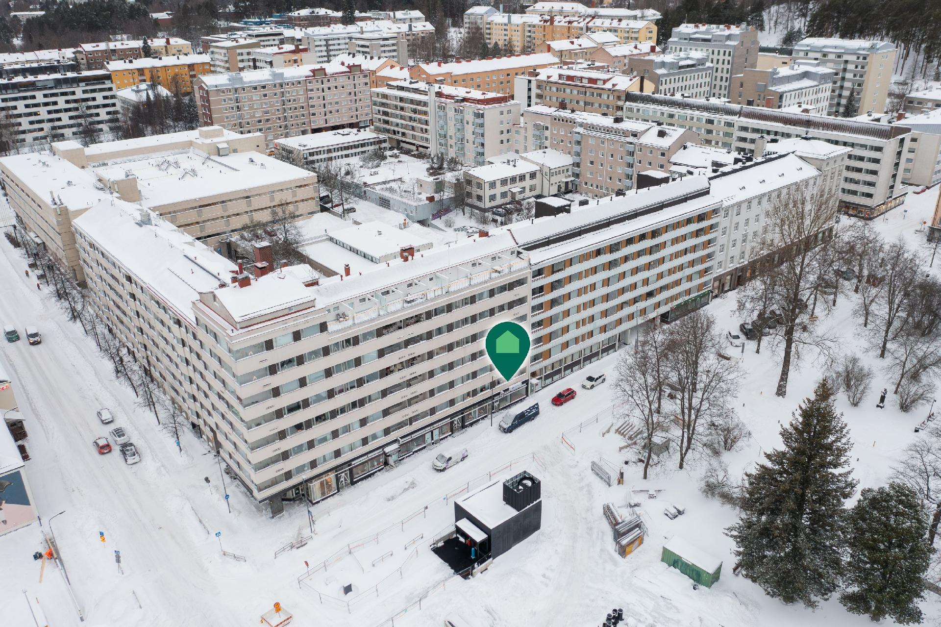 Liiketila aivan Kirkkopuiston laidalla