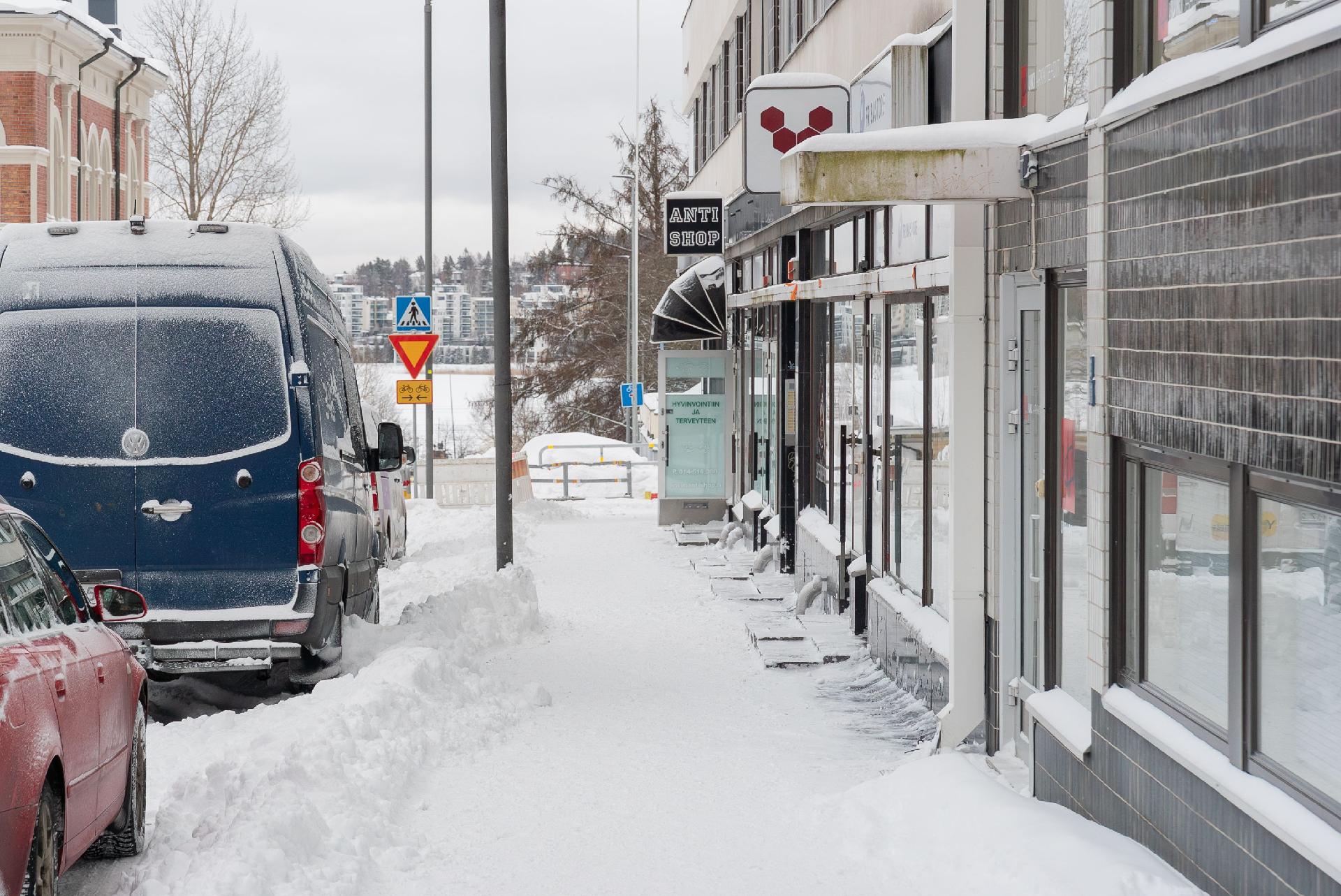 Kadunvarressa pysäköintitilaa aivan liikkeen edessä
