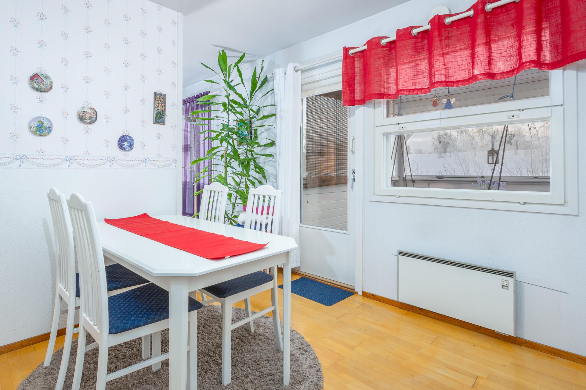 keittiöstä käynti parvekkeelle