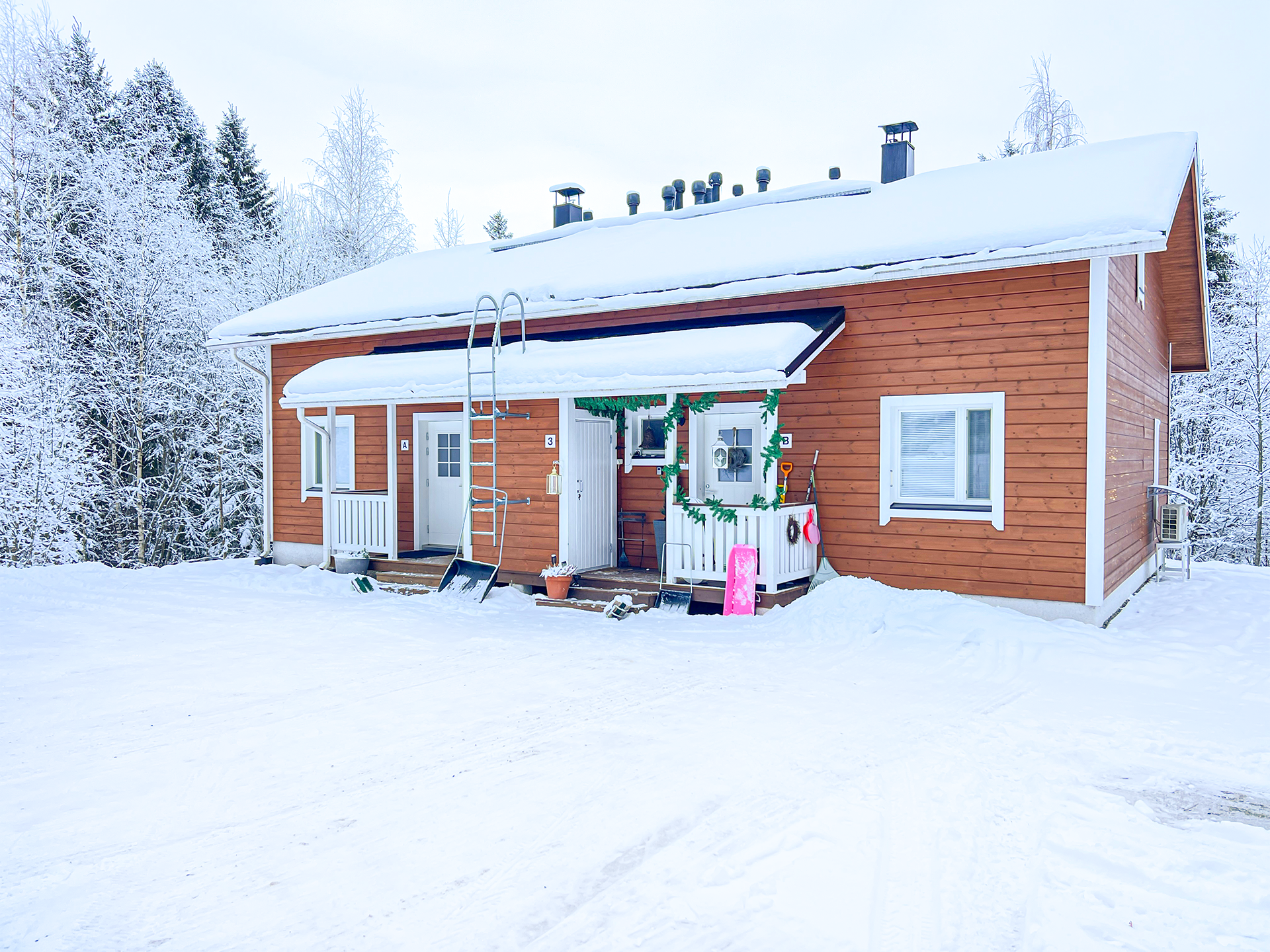 Rauhallisella sijainnilla viihtyisä paritalo