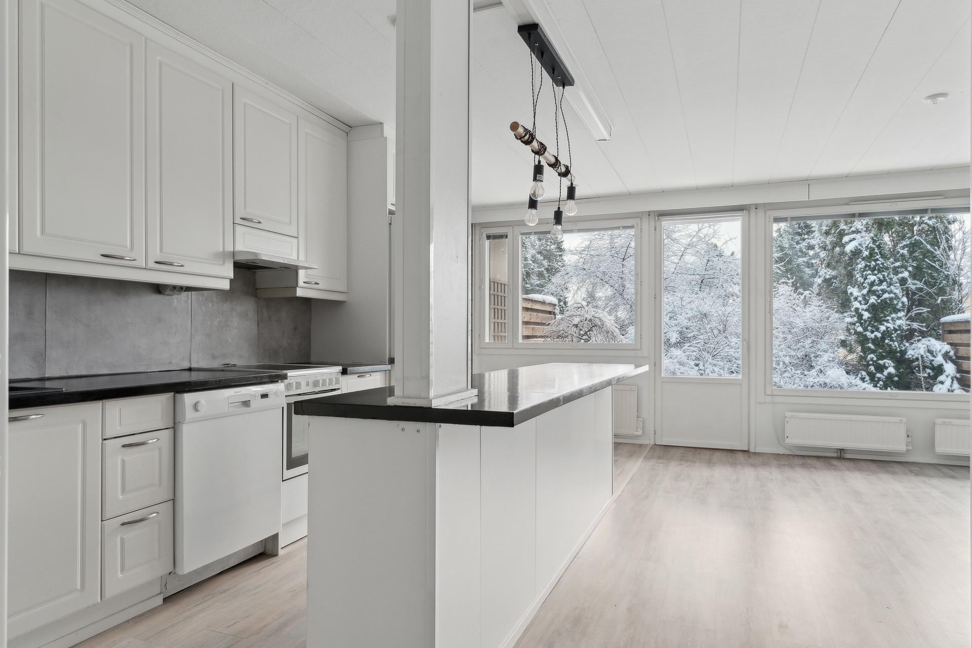 Avokeittiö-olohuone