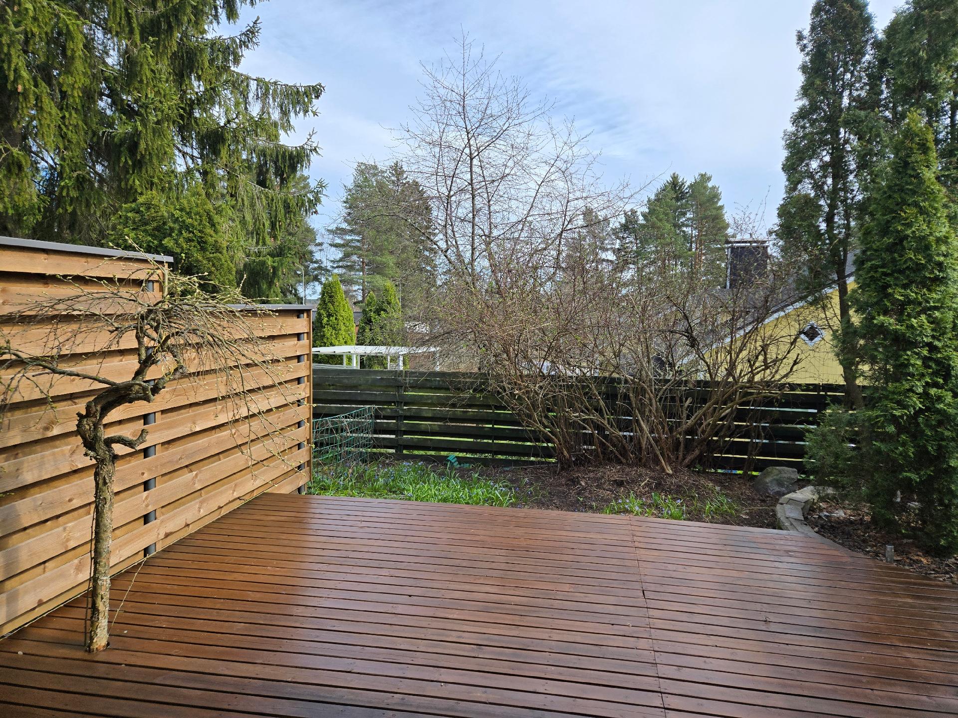 Takapihalla suuri terassi