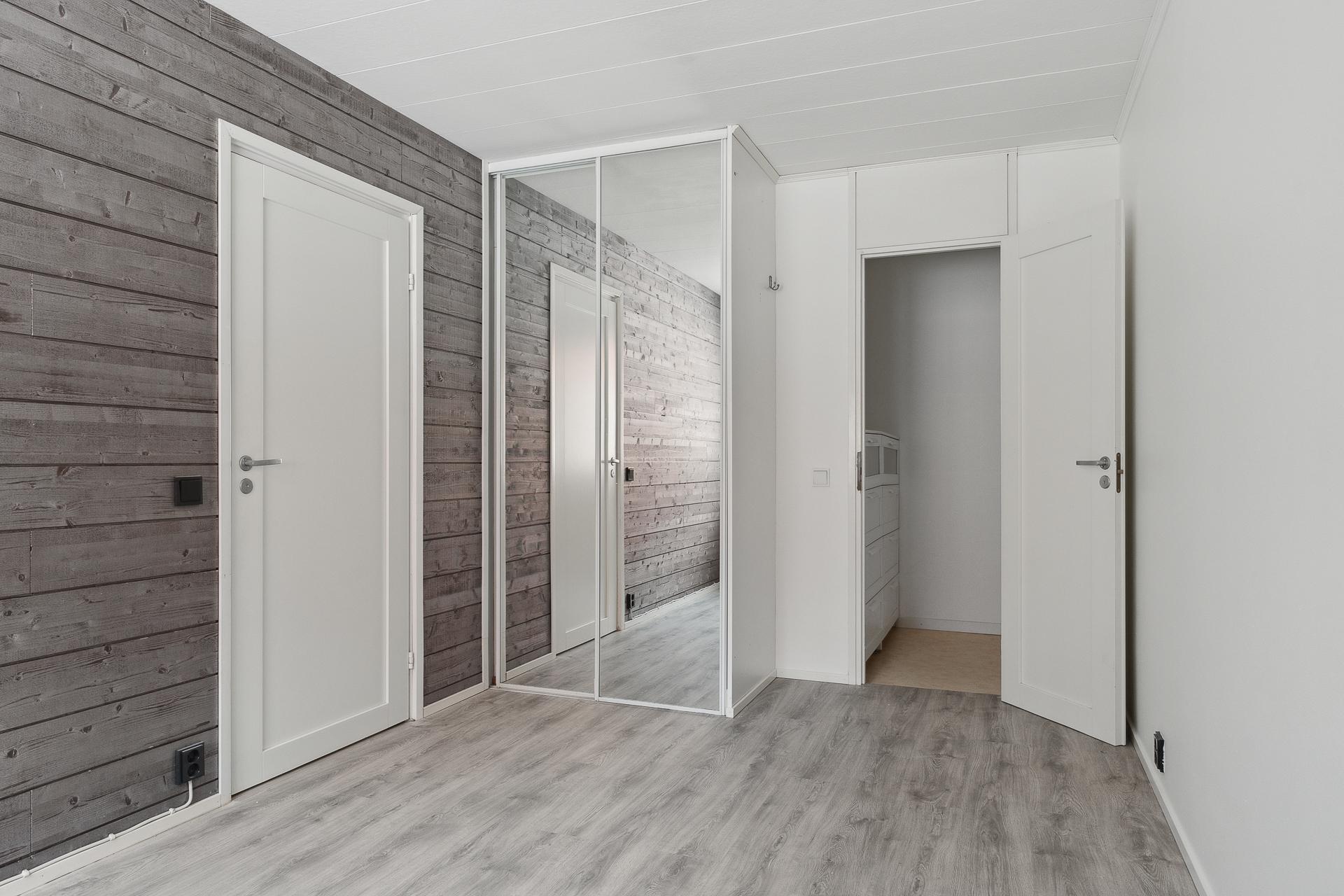 Makuuhuoneessa vaatehuone sekä peilikaappi