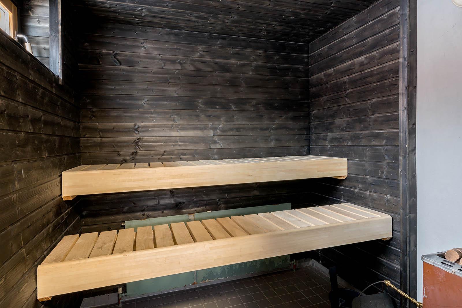 Tummanksi petsattu sauna