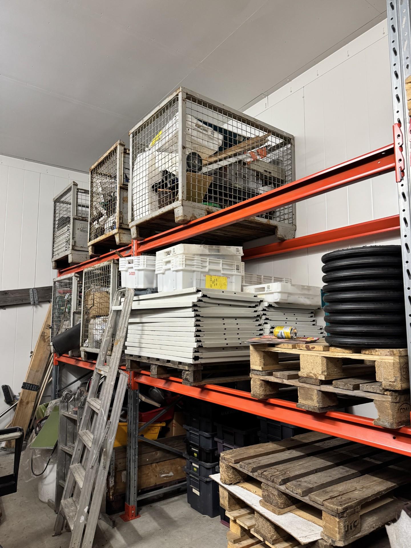 Trukkihyllyt molemmilla seinillä