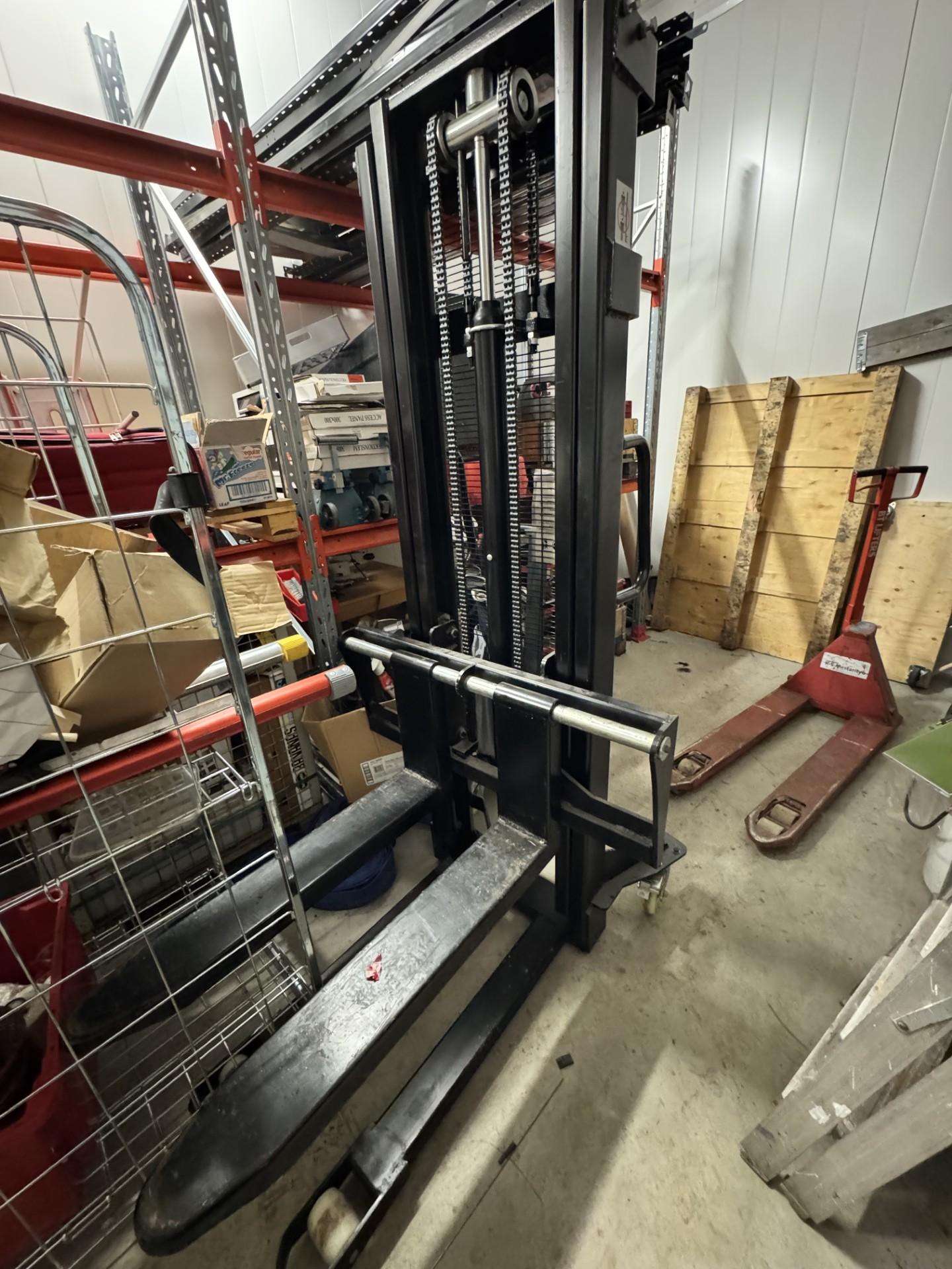 Pinkkari tavaroiden siirtelyyn hyllyillä