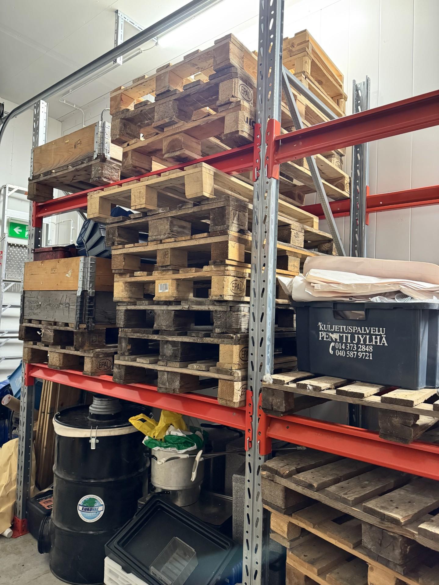 Trukkihyllyt lähes koko seinän matkalla