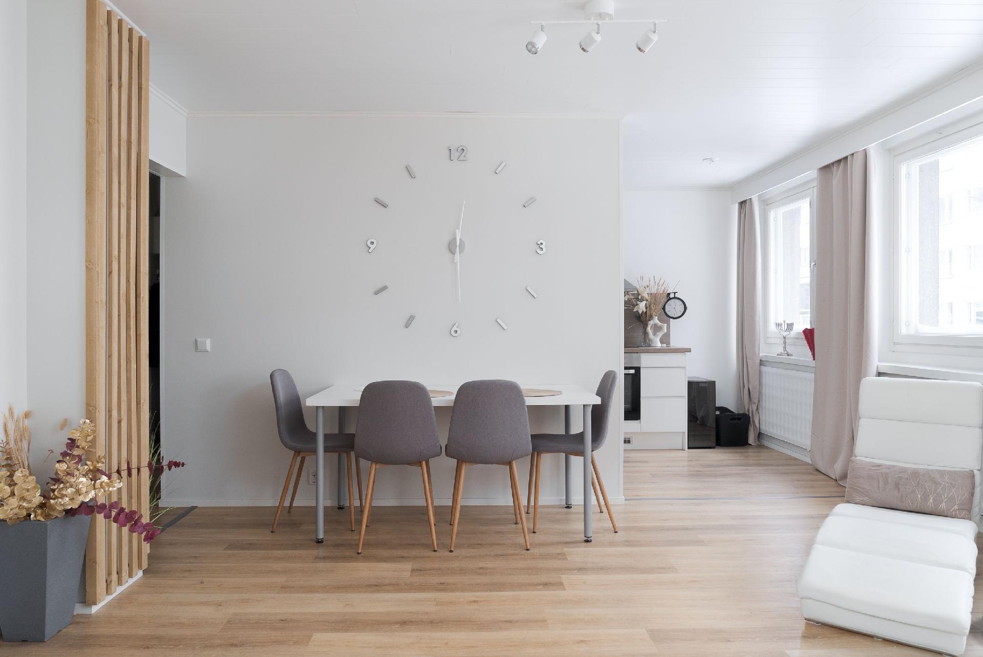 Ruokailutilaa olohuoneen yhteydesssä