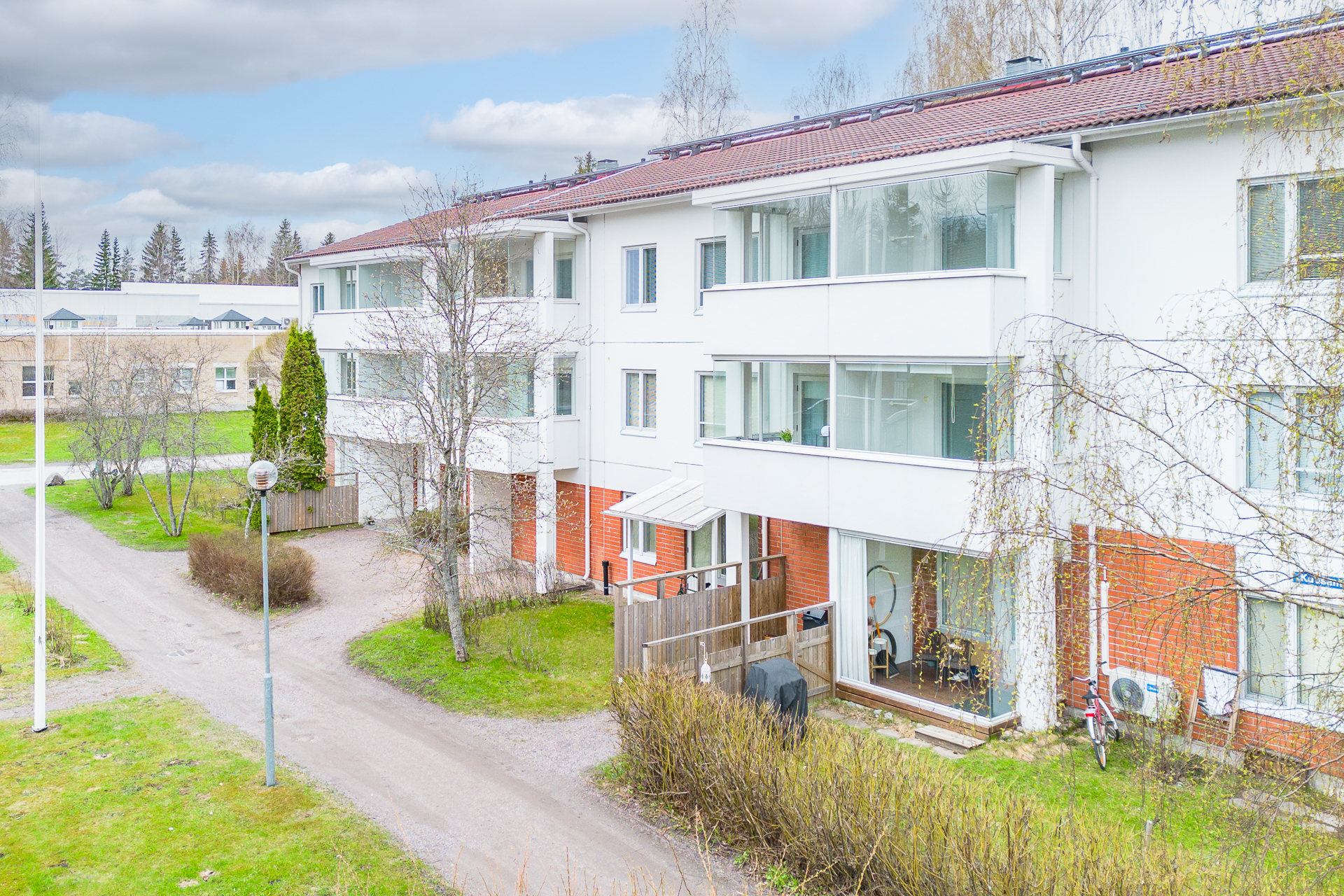 Julkisivu pihan puolelta