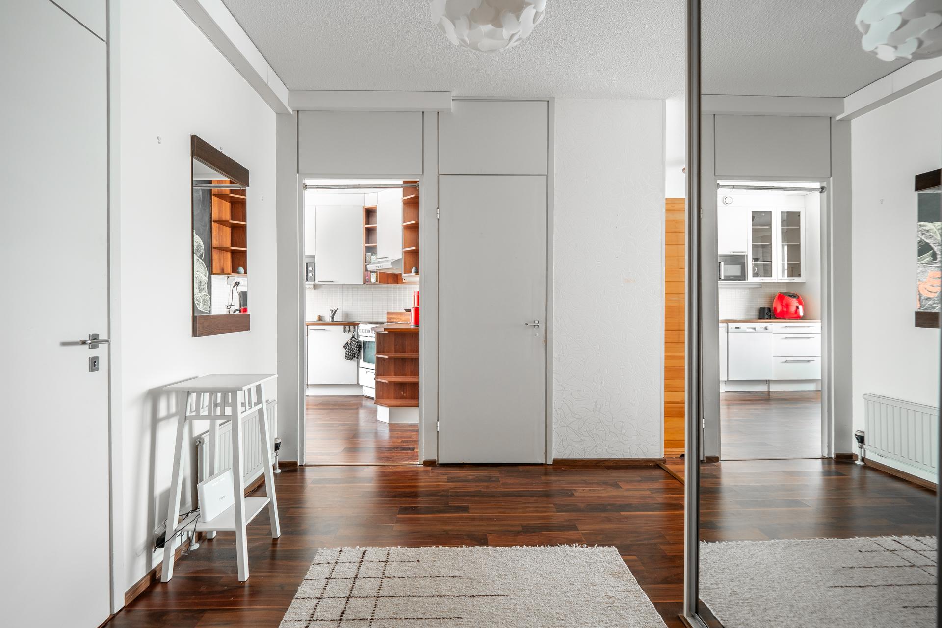 Näkymä ulko-ovelta