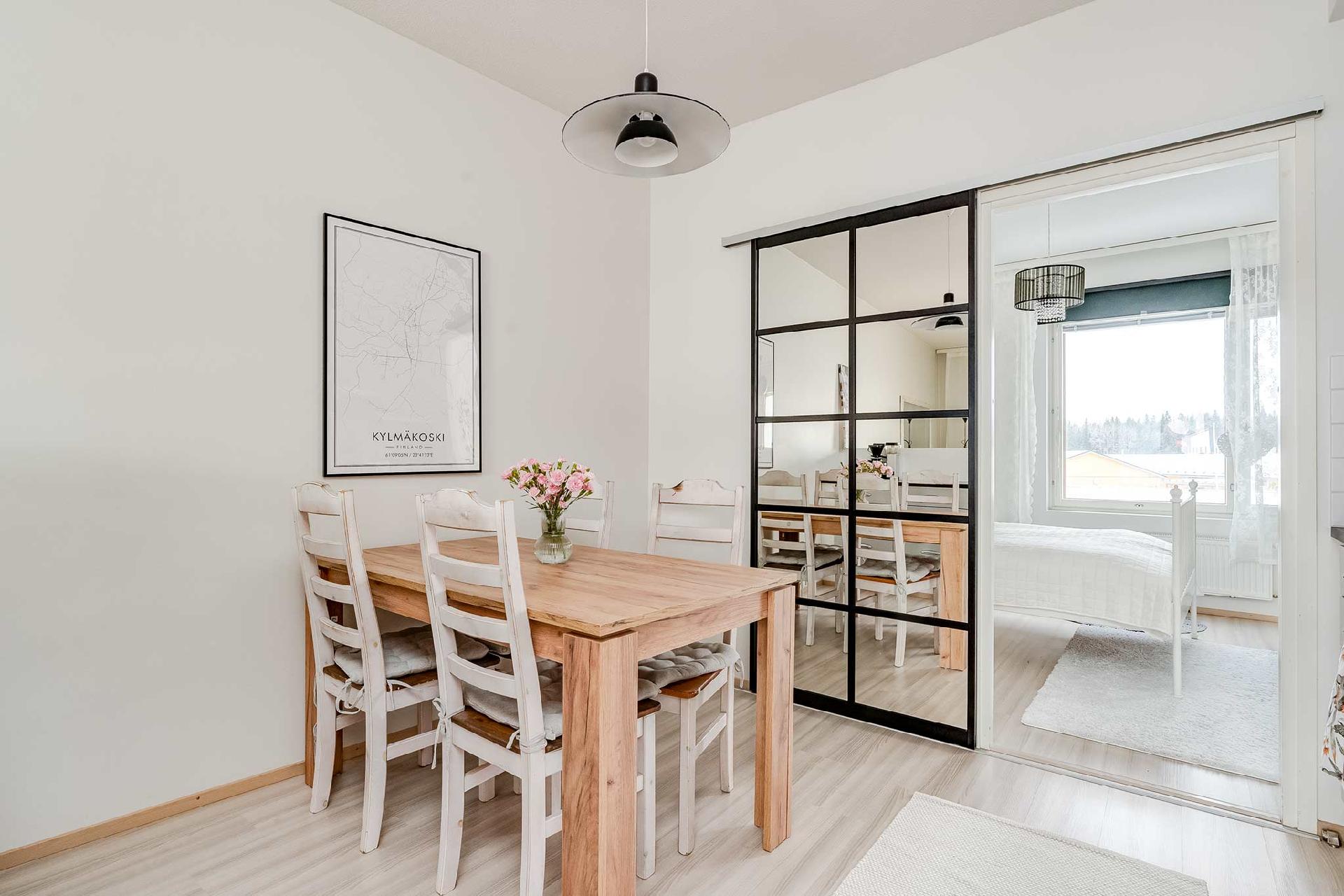 Ruokailutilan ja makuuhuoneen välissä on tyylikäs peililiukuovi