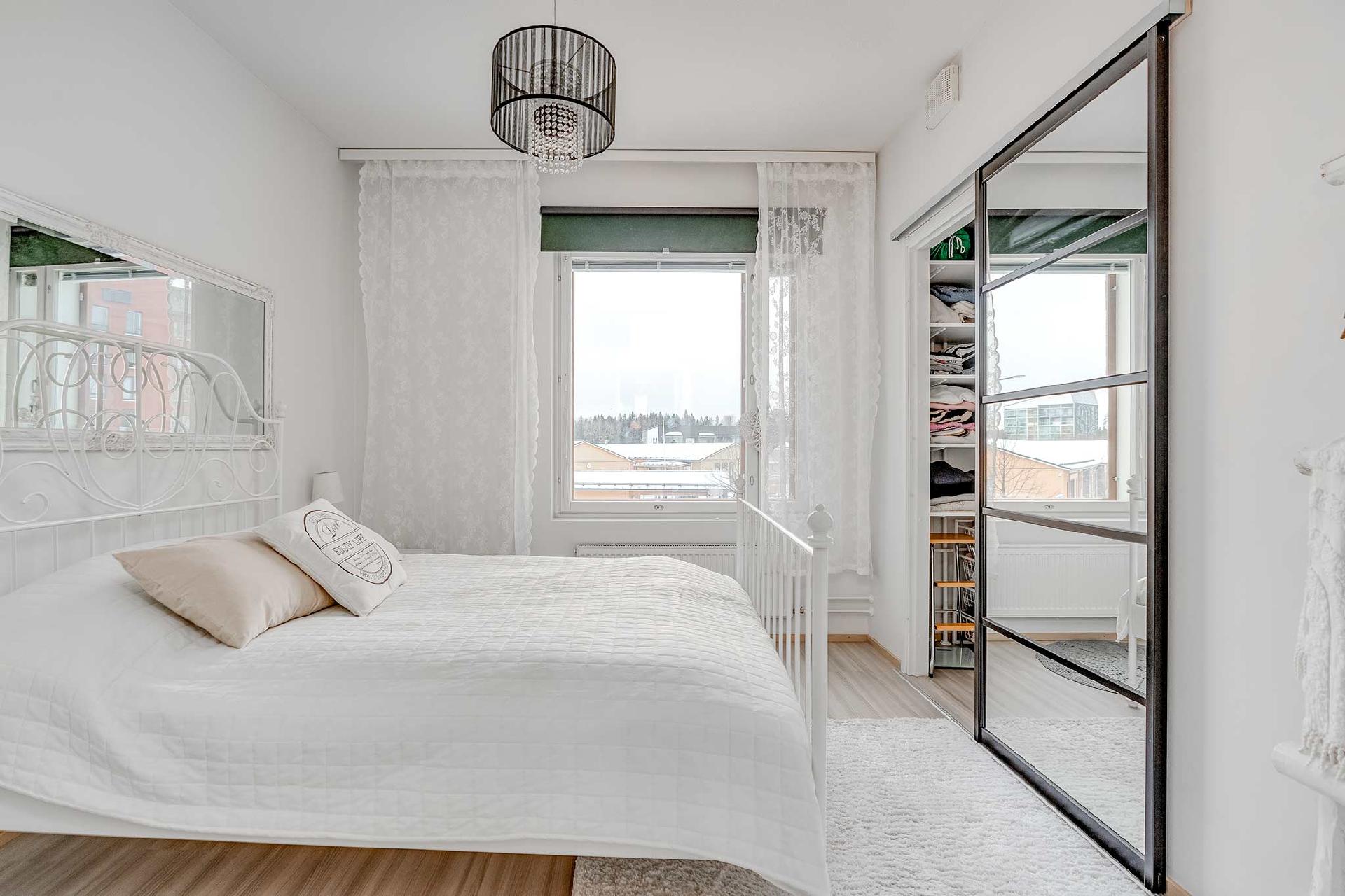 Ihana makuuhuone ja käytännöllinen vaatehuone