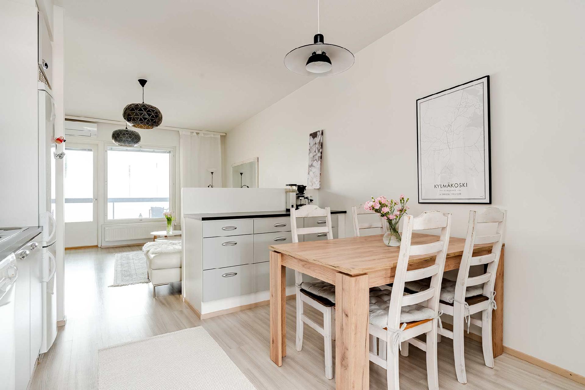 Saareke jakaa tilan ja tuo lisää säilytystilaa