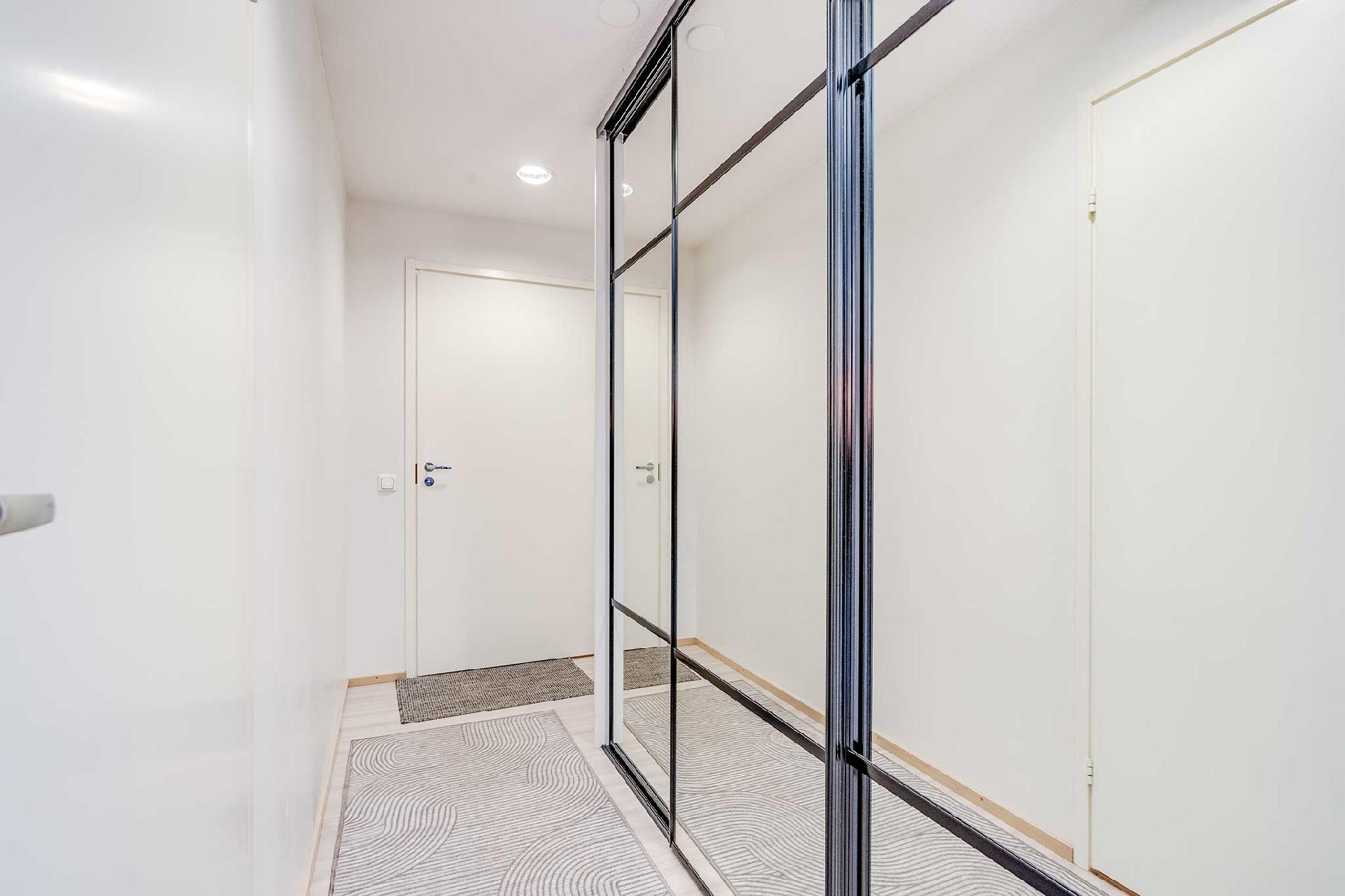 Eteisen liukuovikaapisto