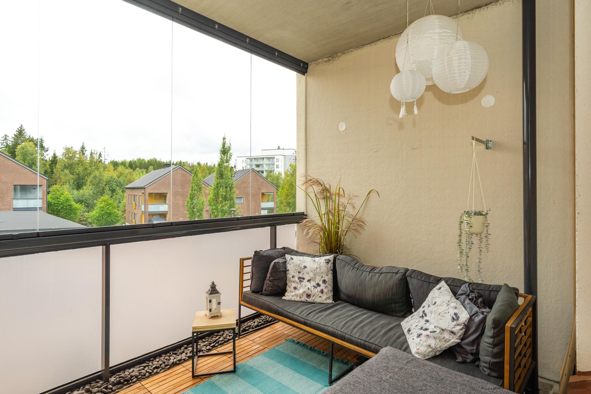 Tilava lasitettu parveke länteen