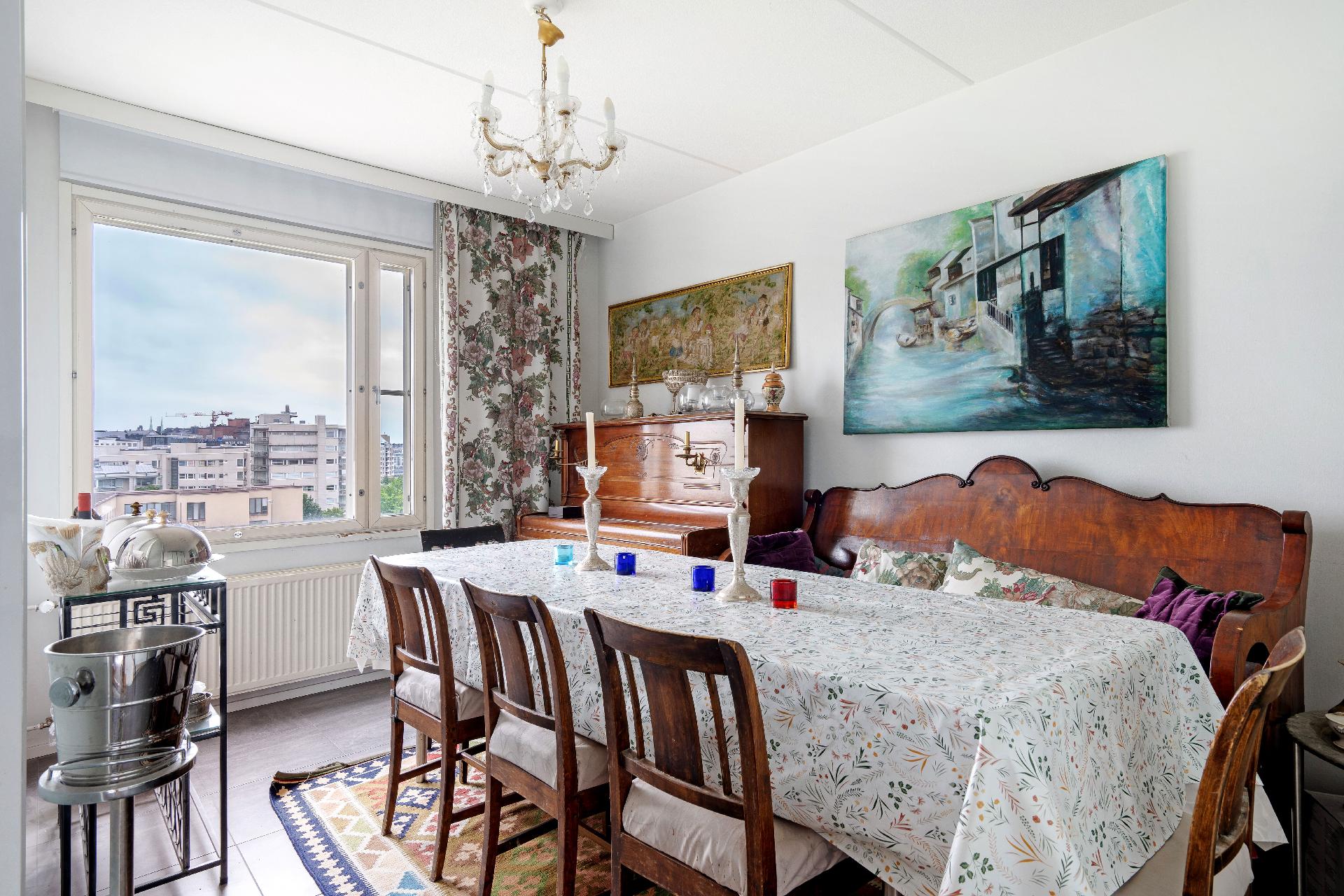 Ruokailuhuone, joka taipuu myös makuuhuoneeksi.