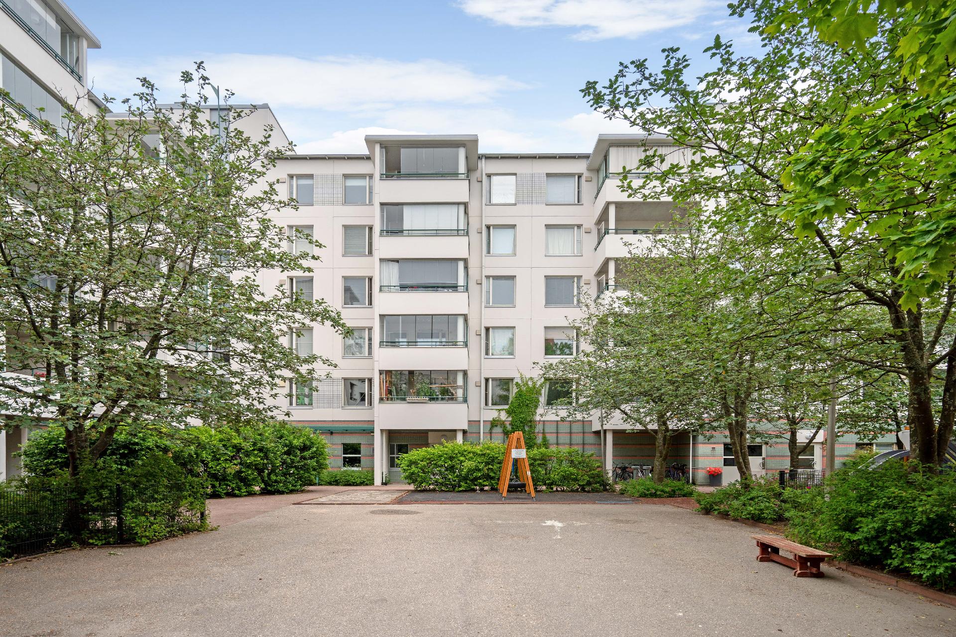 Viihtyisä piha lapsille.