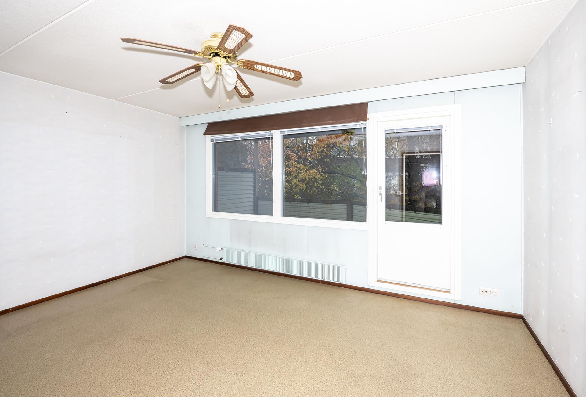 Sisäpihan puolella on päämakuuhuone, josta on kulku parvekkeelle.