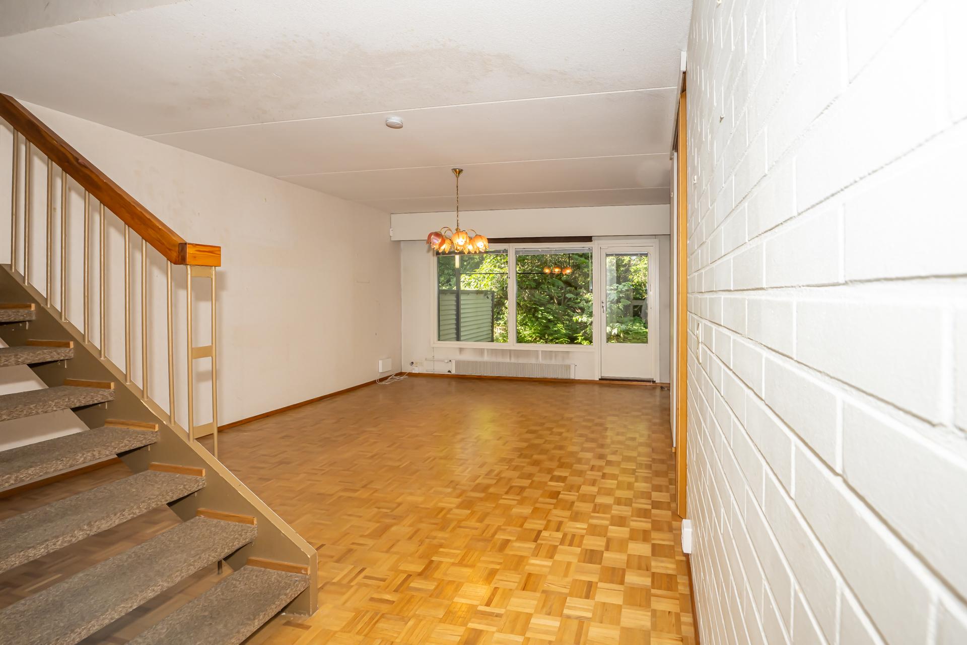 Mukavan kokoisessa olohuoneessa on suuret ikkunat sisäpihalle.