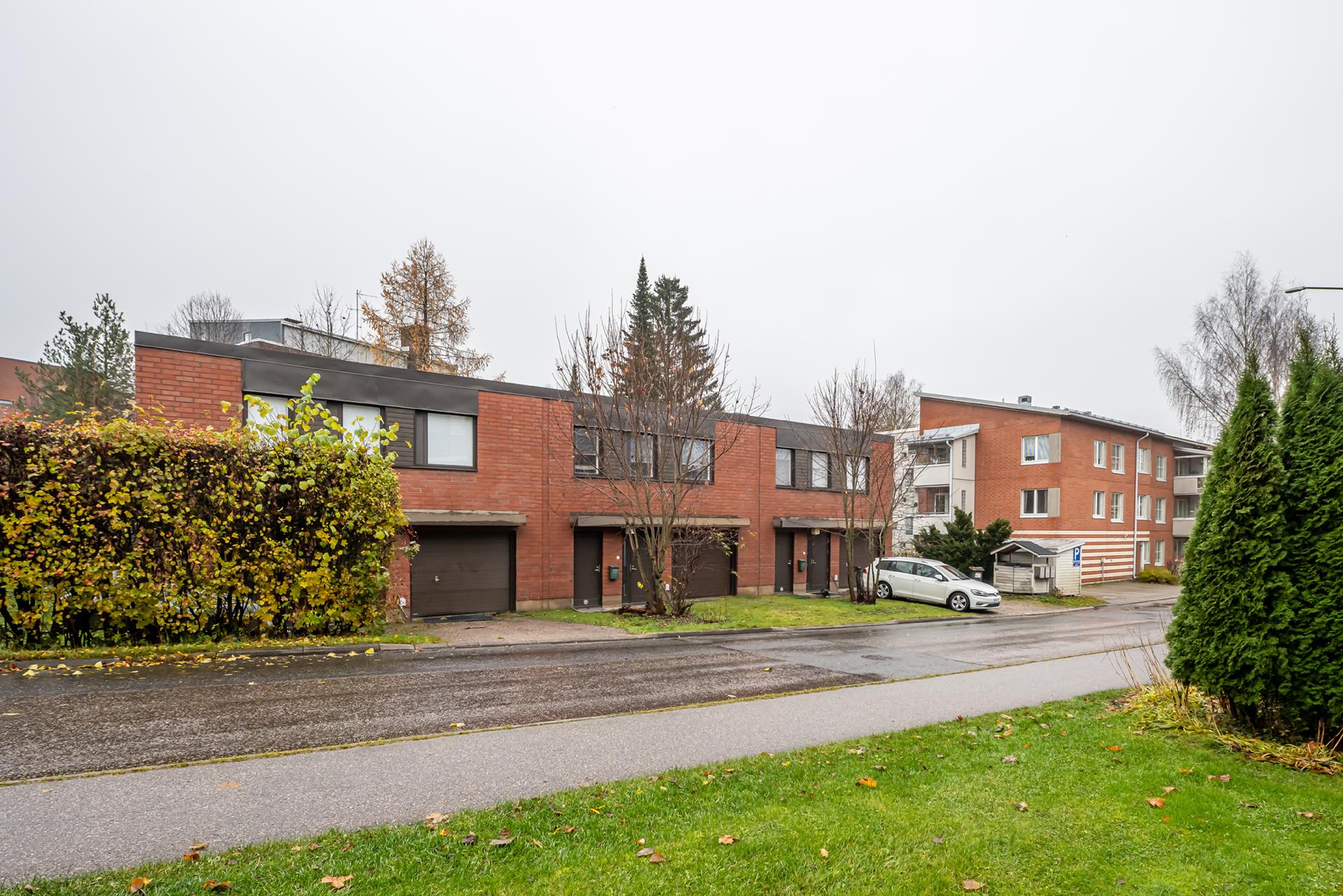 Lyhyt matka päiväkotiin ja kouluihin sekä keskustan palveluihin. Tervetuloa tutustumaan!