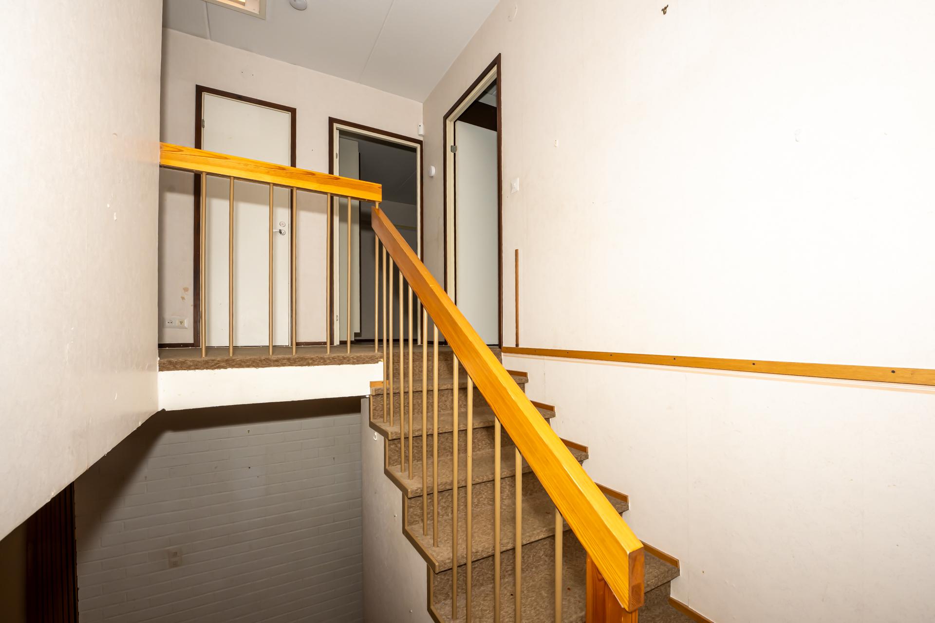 Yläkerrassa sijaitsevat kolme makuuhuonetta, kylpyhuone, sauna, erillinen wc, vaatehuone ja kodinhoitotila. 