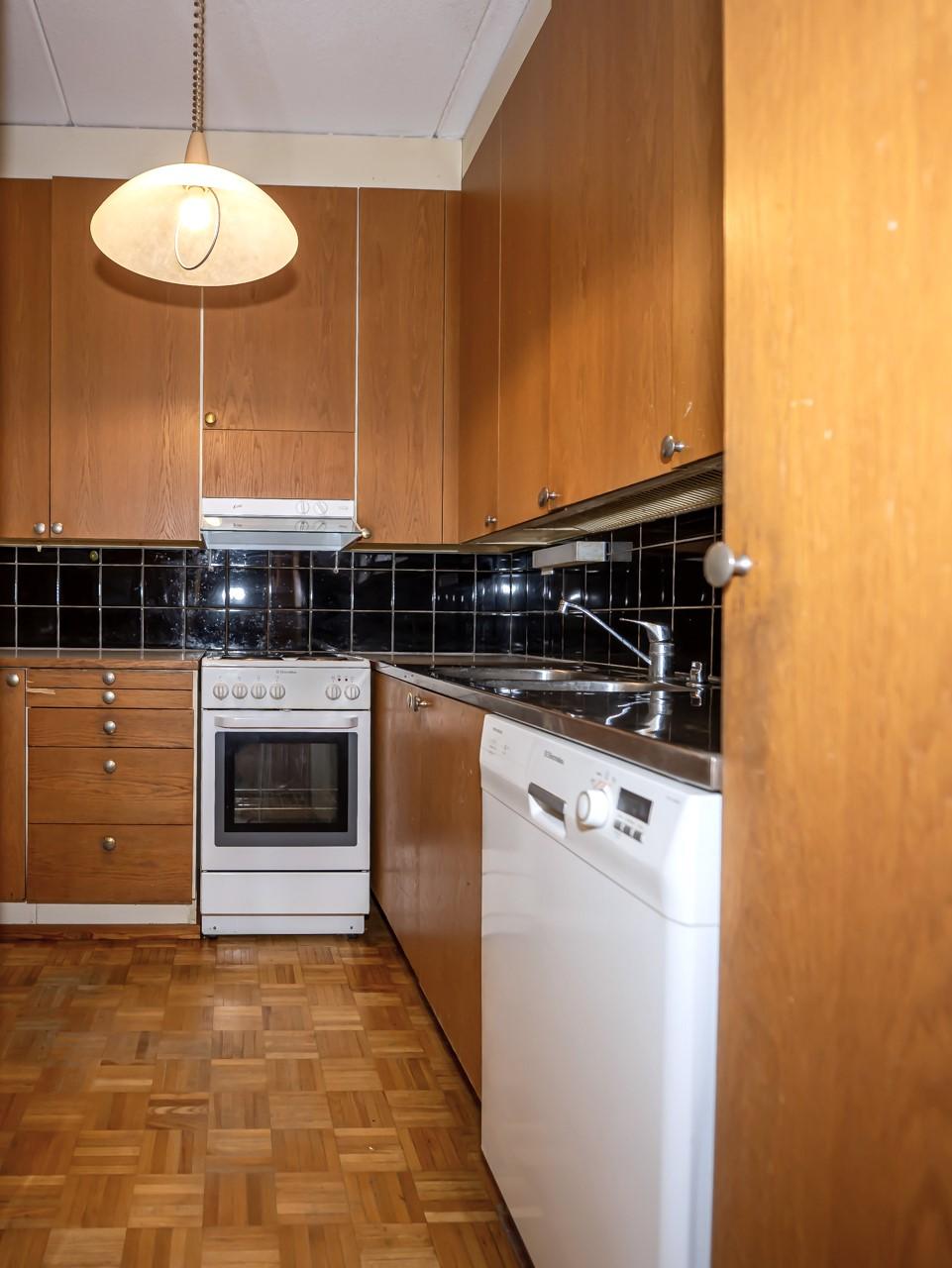 Valokuviaa nykyisestä keittiöstä. 