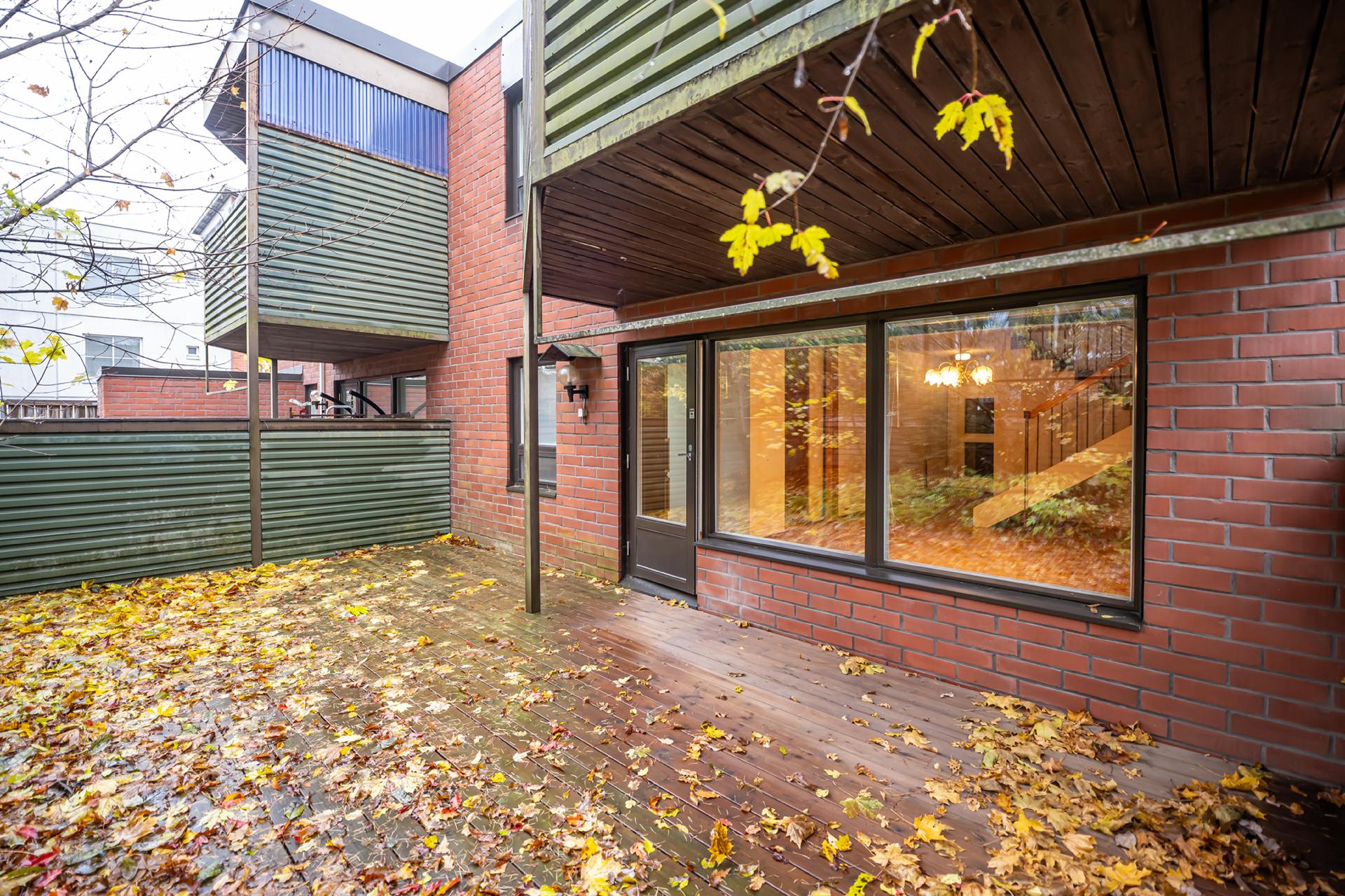 Suojainen, suuri terassi.