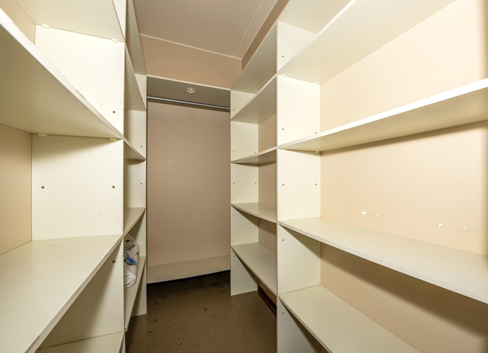 Yläkerrassa on myös vaatehuone, kodinhoitotila ja erillinen wc.