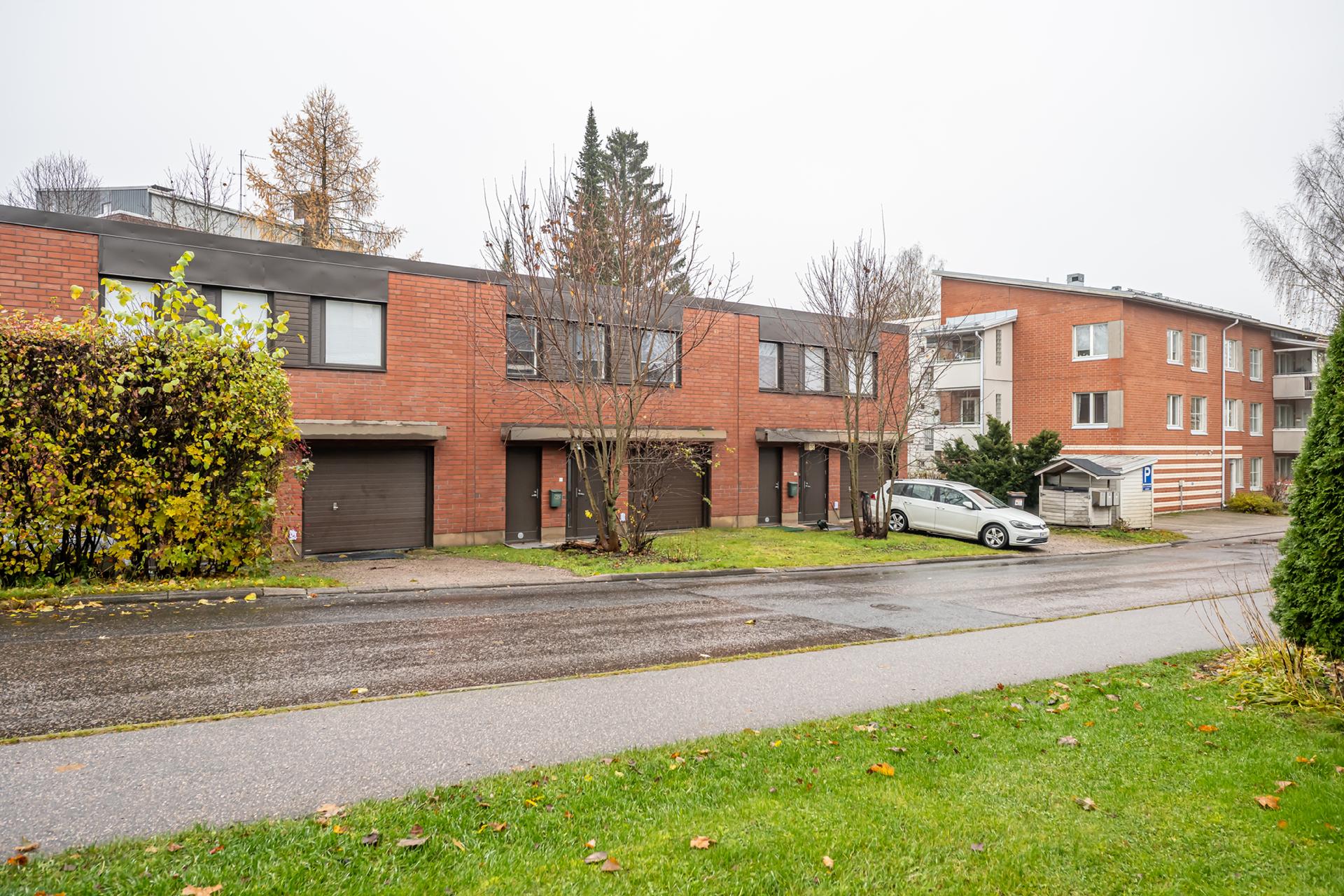 Hyvällä sijainnilla lähellä keskustan palveluja tilava rivitaloneliö terassilla ja parvekkeella. Lisäksi lämmin autotalli ja varasto. 