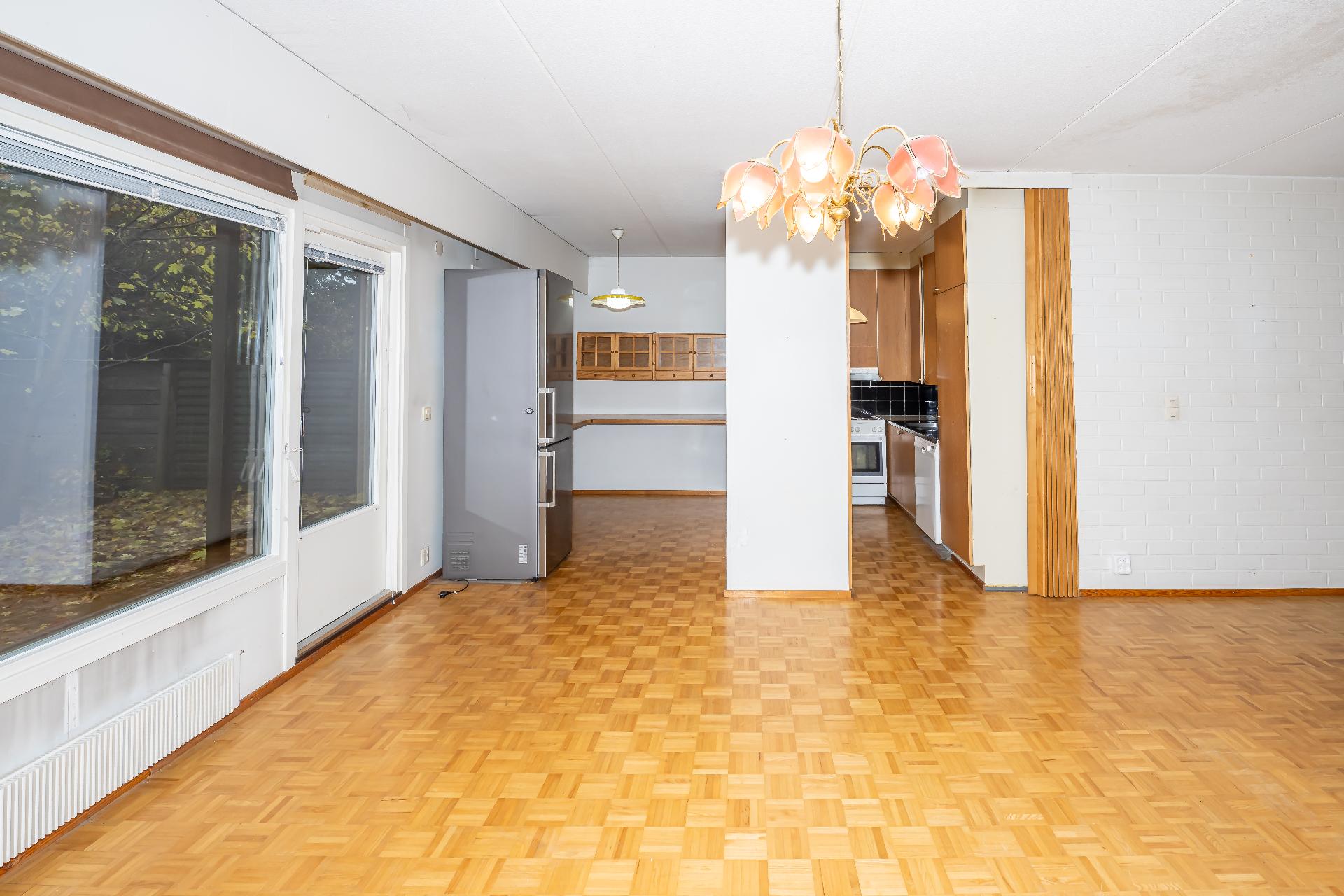 Olohuoneesta näkymää kohti keittiötä.