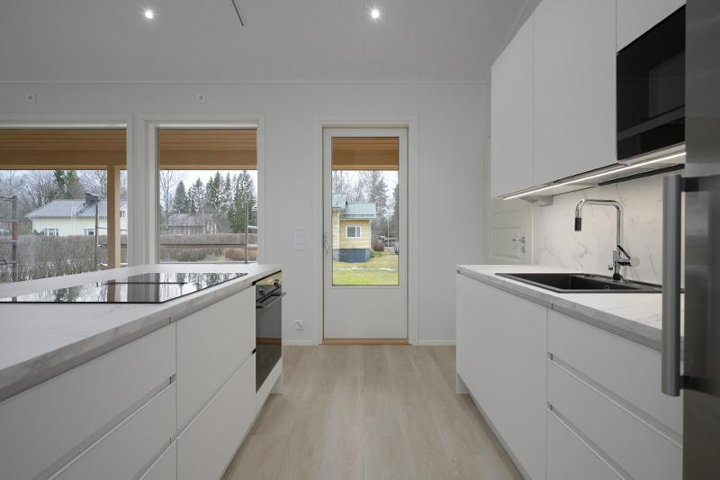 Kuva viereisestä samanlaisesta tuotannosta