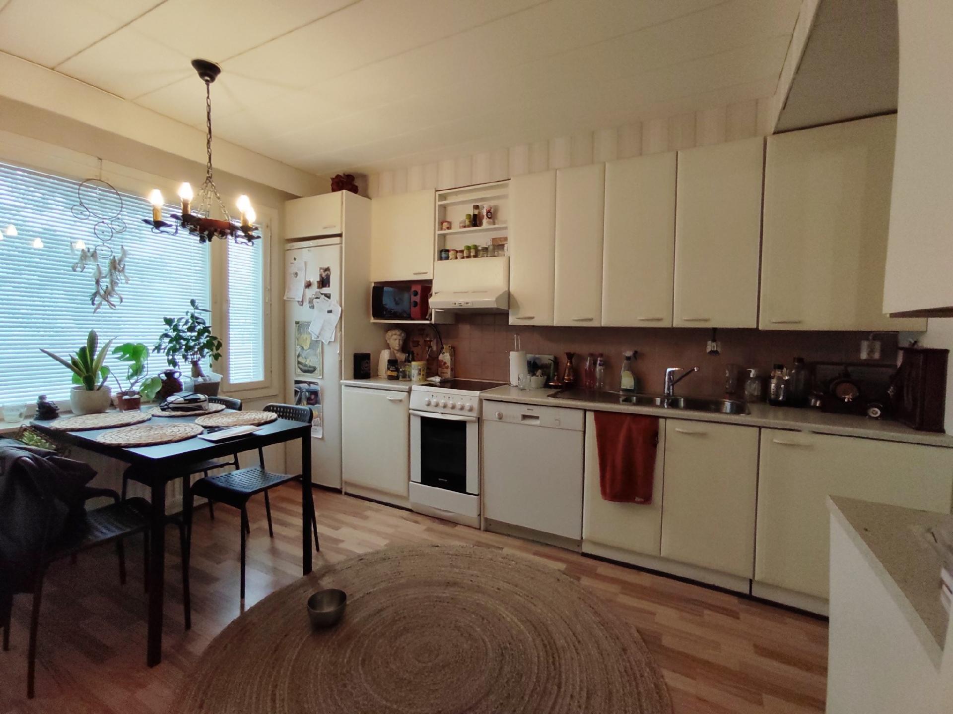 Vaalea, viihtyisä keittiö