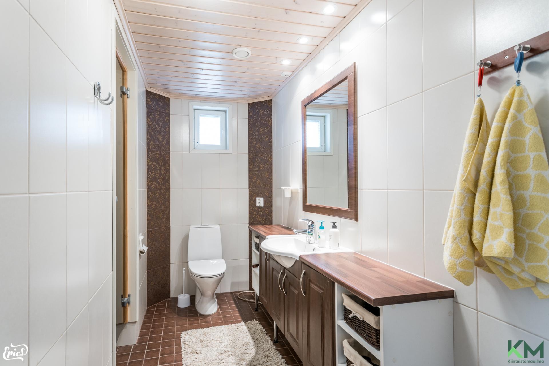 Yläkerran wc ja kylpyhuone