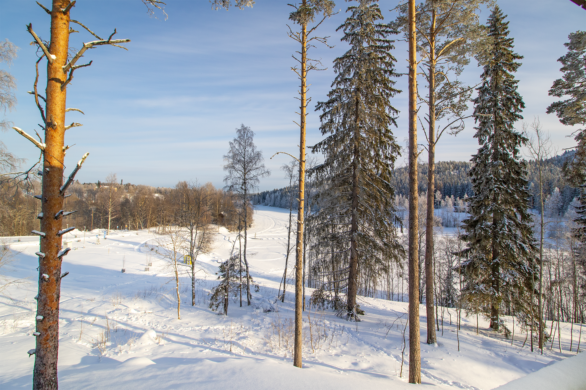 vesistö todella lähellä - suoraan omasta kodista talvella hiihtoladuille ja kesällä uimaan